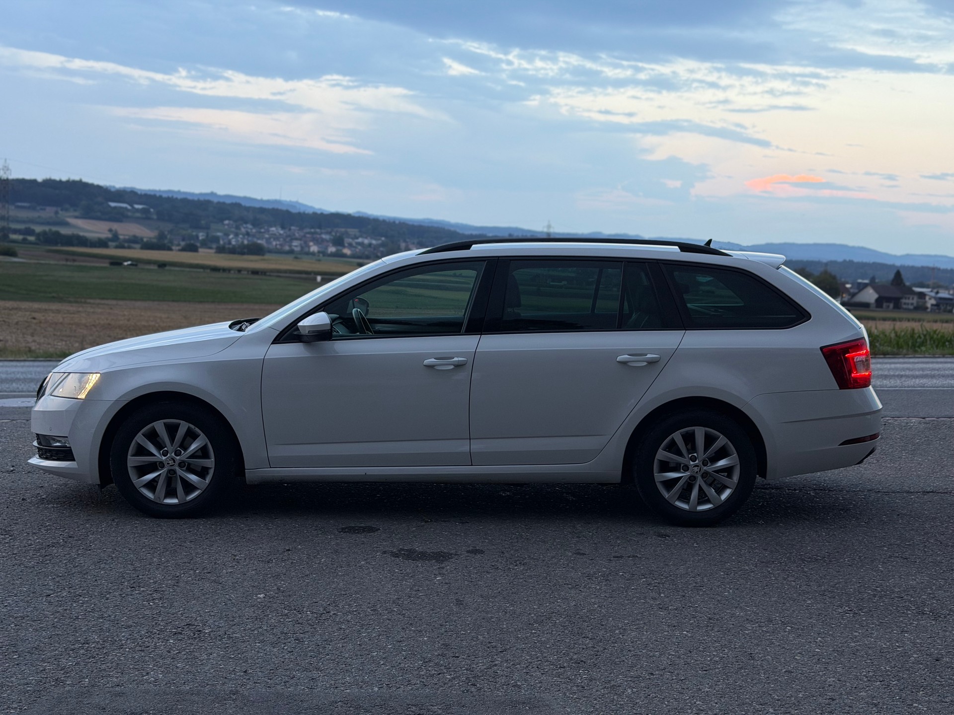 SKODA Octavia Combi 2.0 TDI Ambition DSG-image-1