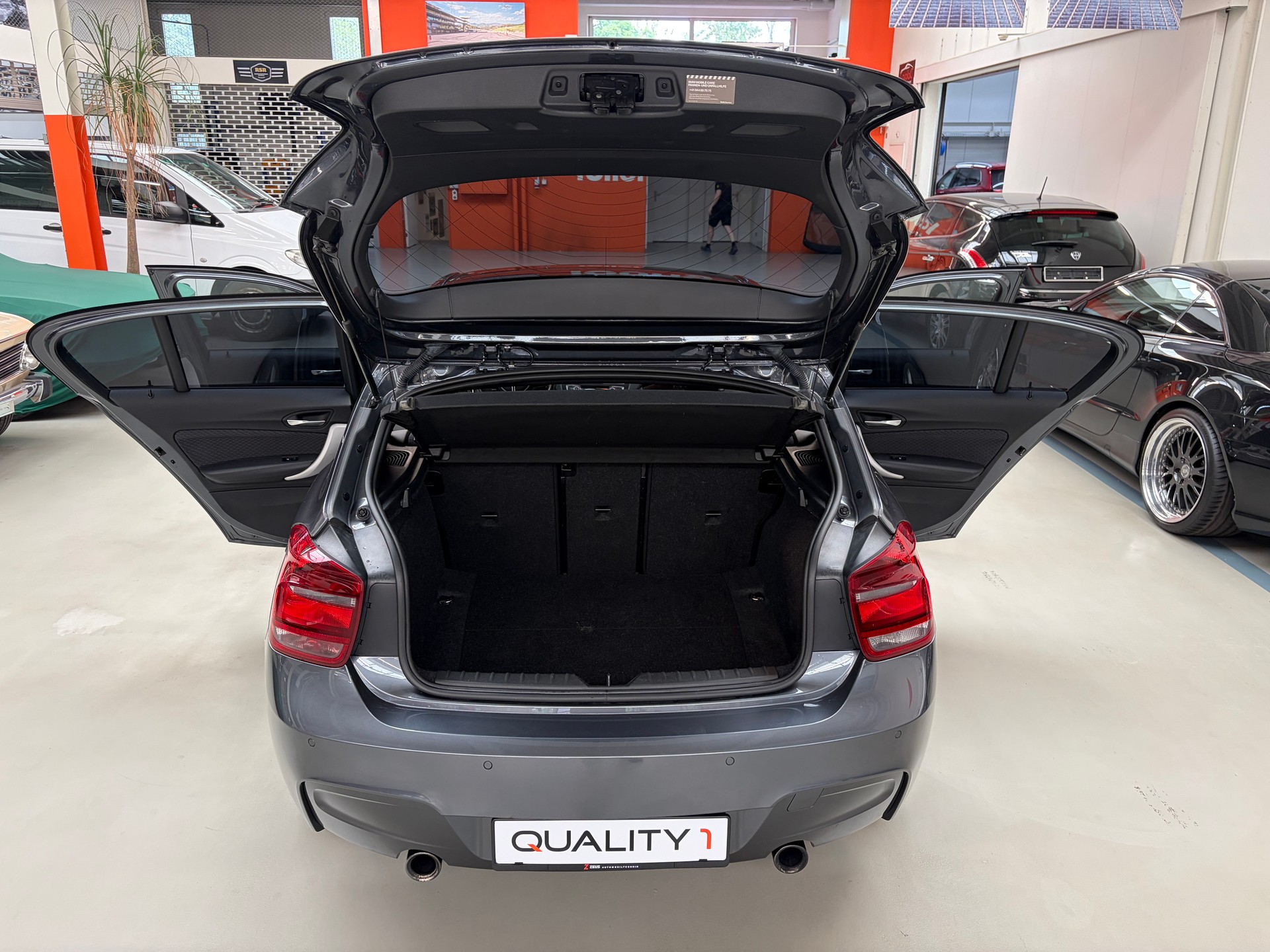 BMW M135i xDrive Steptronic-image-10