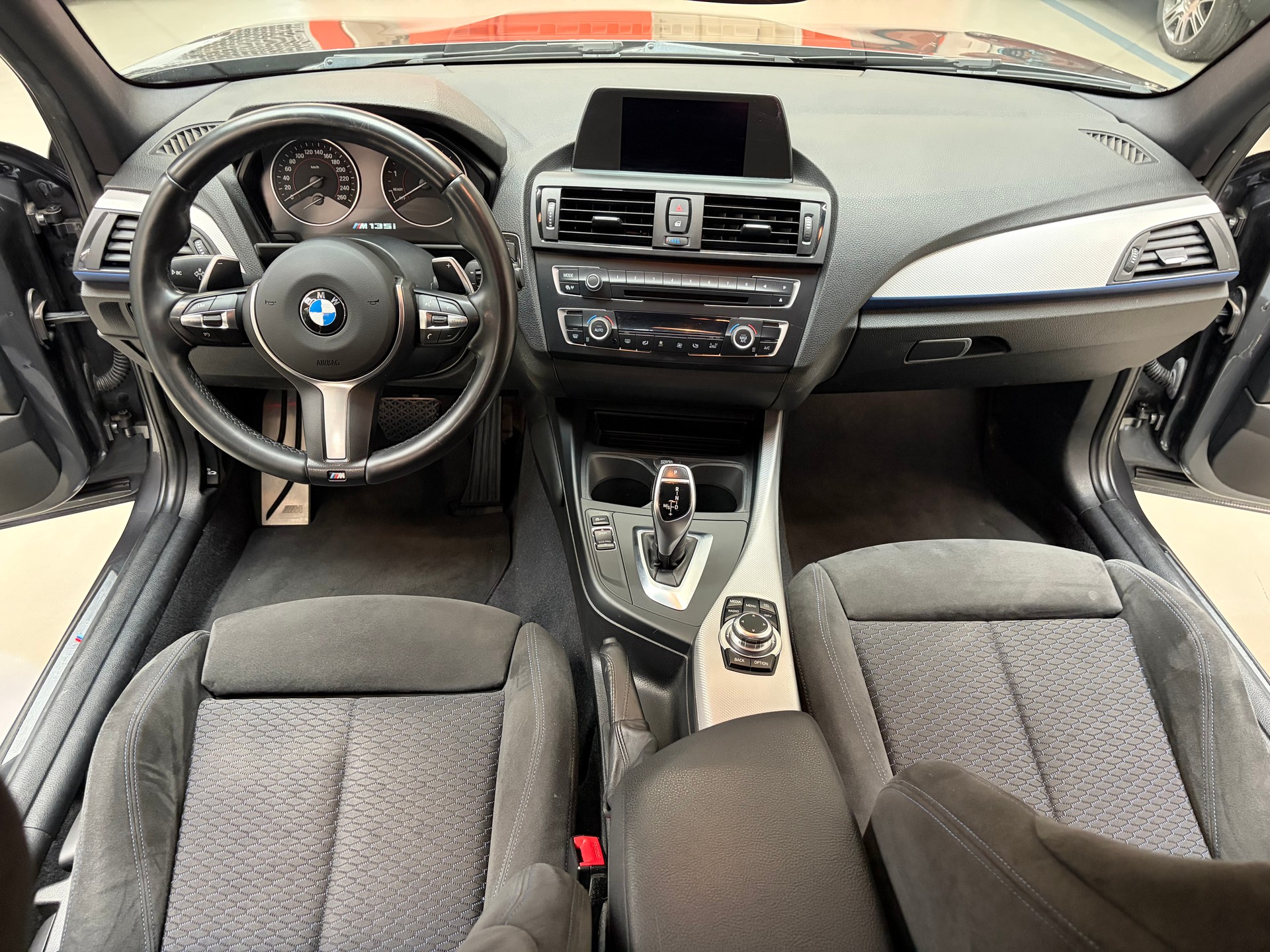 BMW M135i xDrive Steptronic-image-11