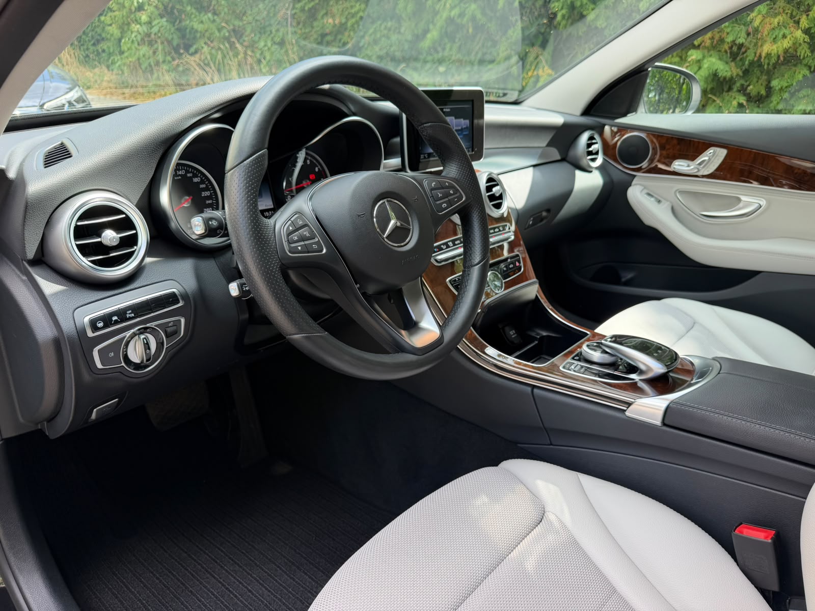MERCEDES-BENZ C 200 Swiss Star Edition Avantgarde 7G-Tronic-image-10
