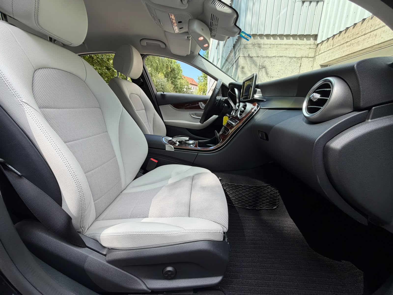 MERCEDES-BENZ C 200 Swiss Star Edition Avantgarde 7G-Tronic-image-17
