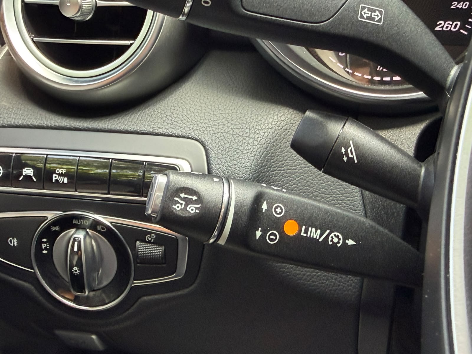 MERCEDES-BENZ C 200 Swiss Star Edition Avantgarde 7G-Tronic-image-25