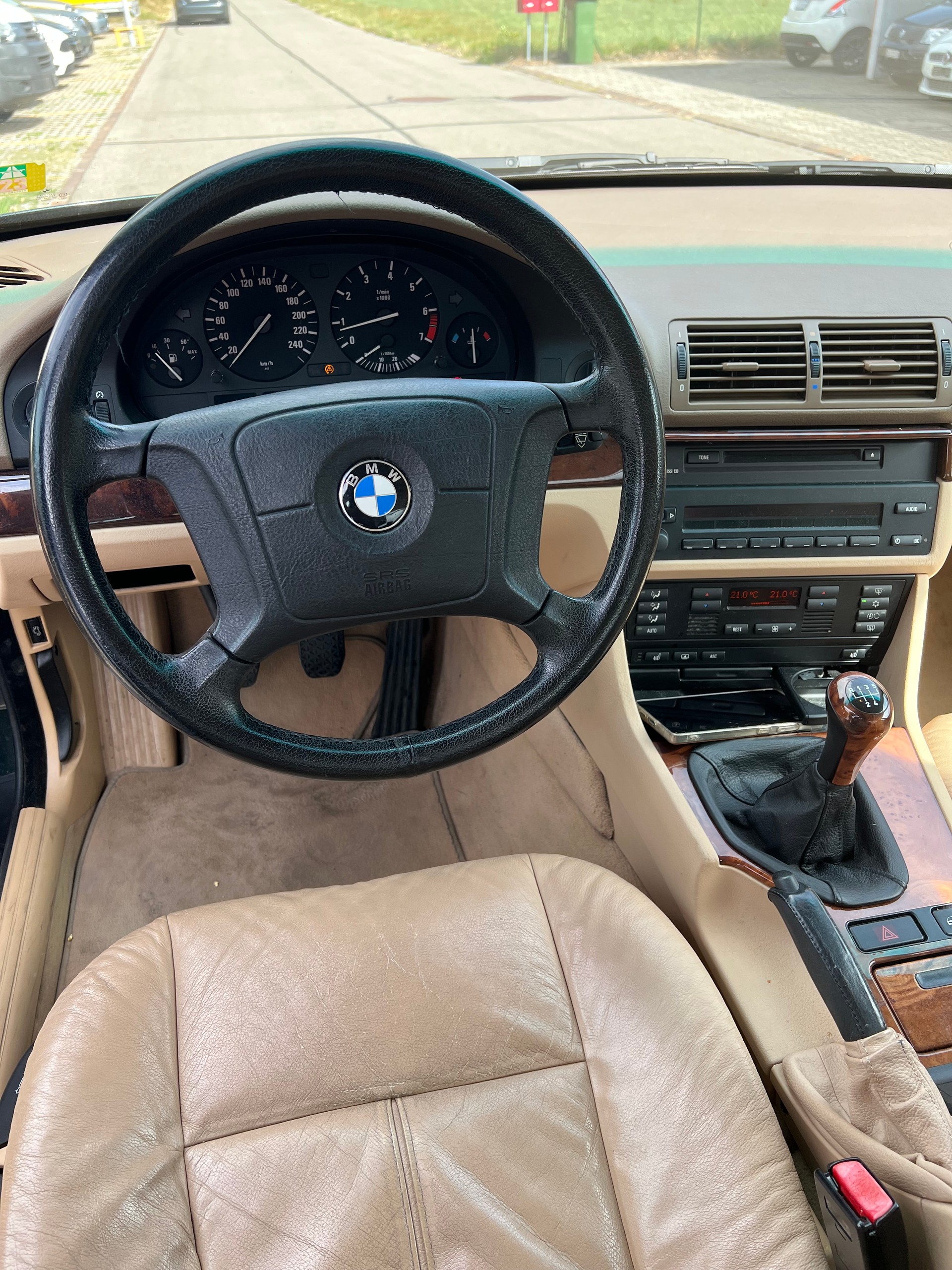 BMW 528i-image-7