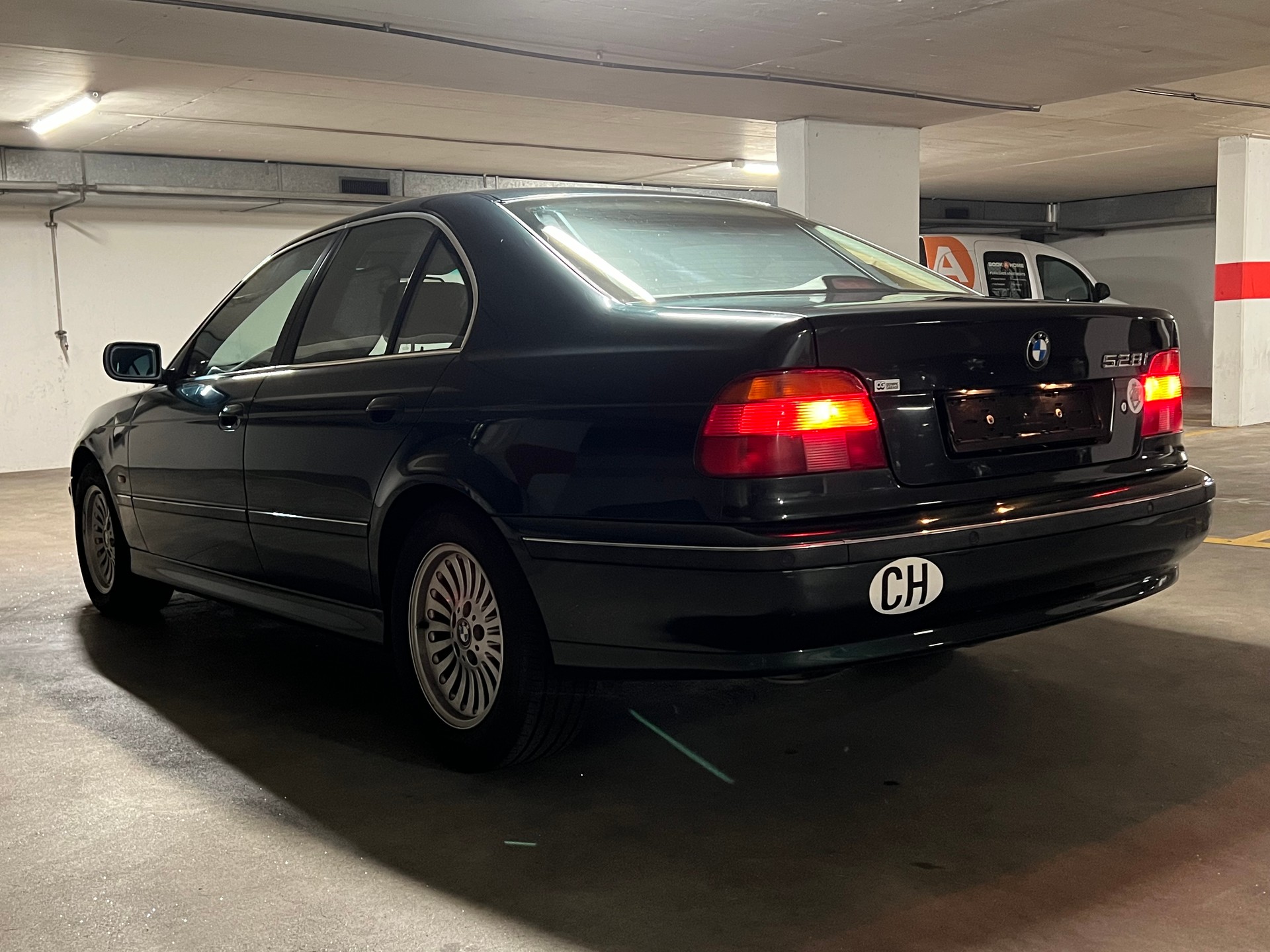 BMW 528i-image-3