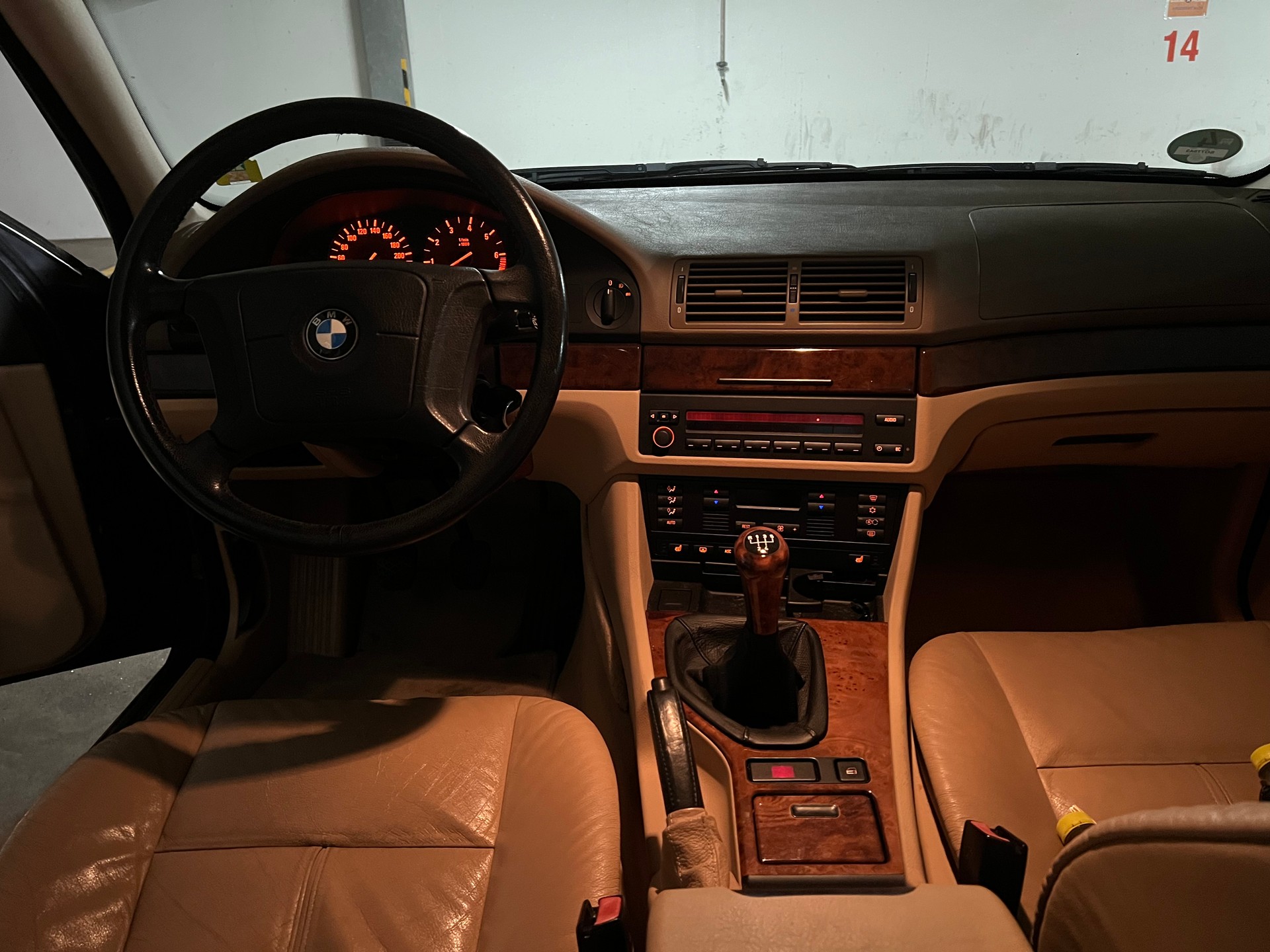 BMW 528i-image-7