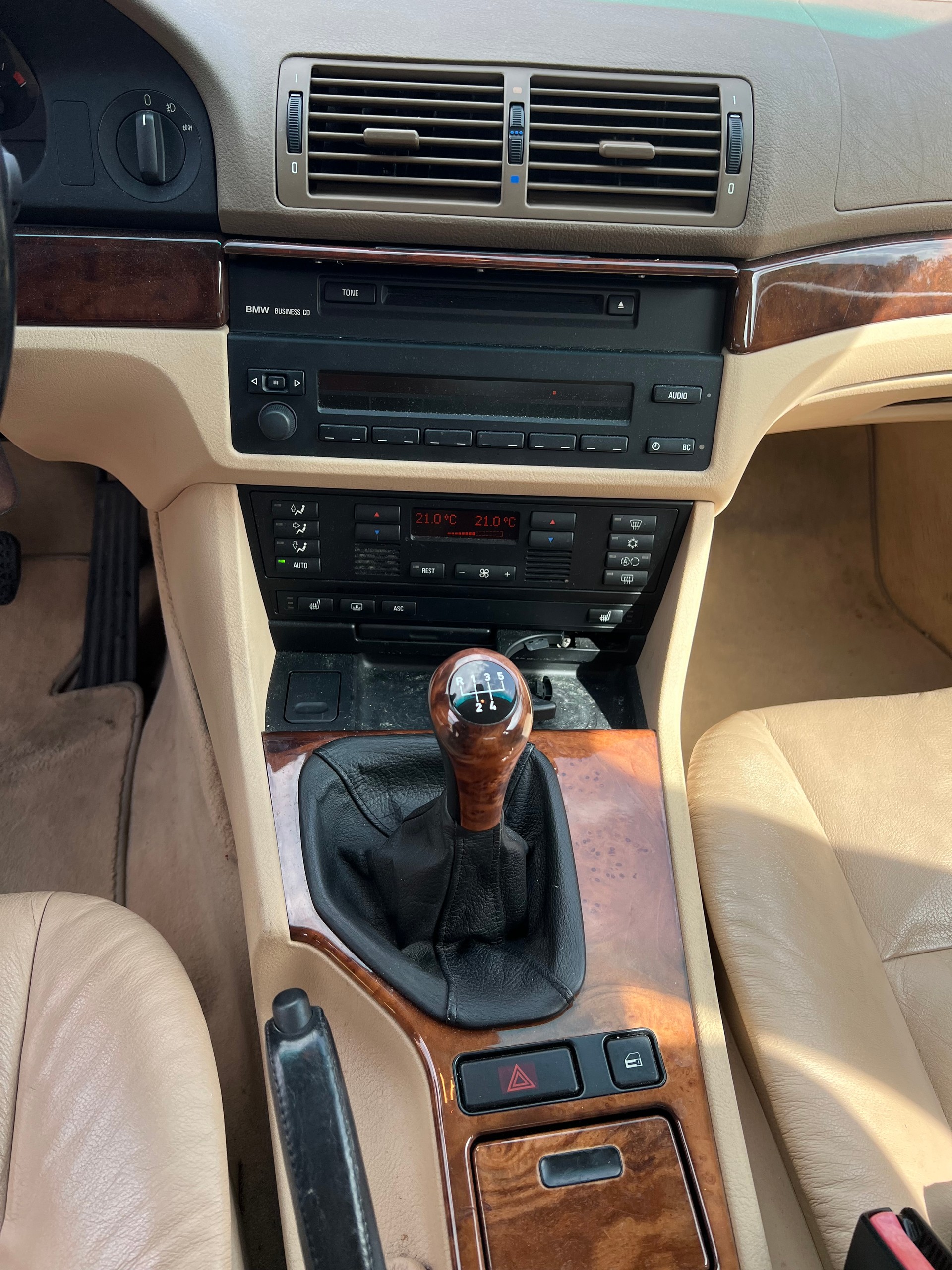 BMW 528i-image-8