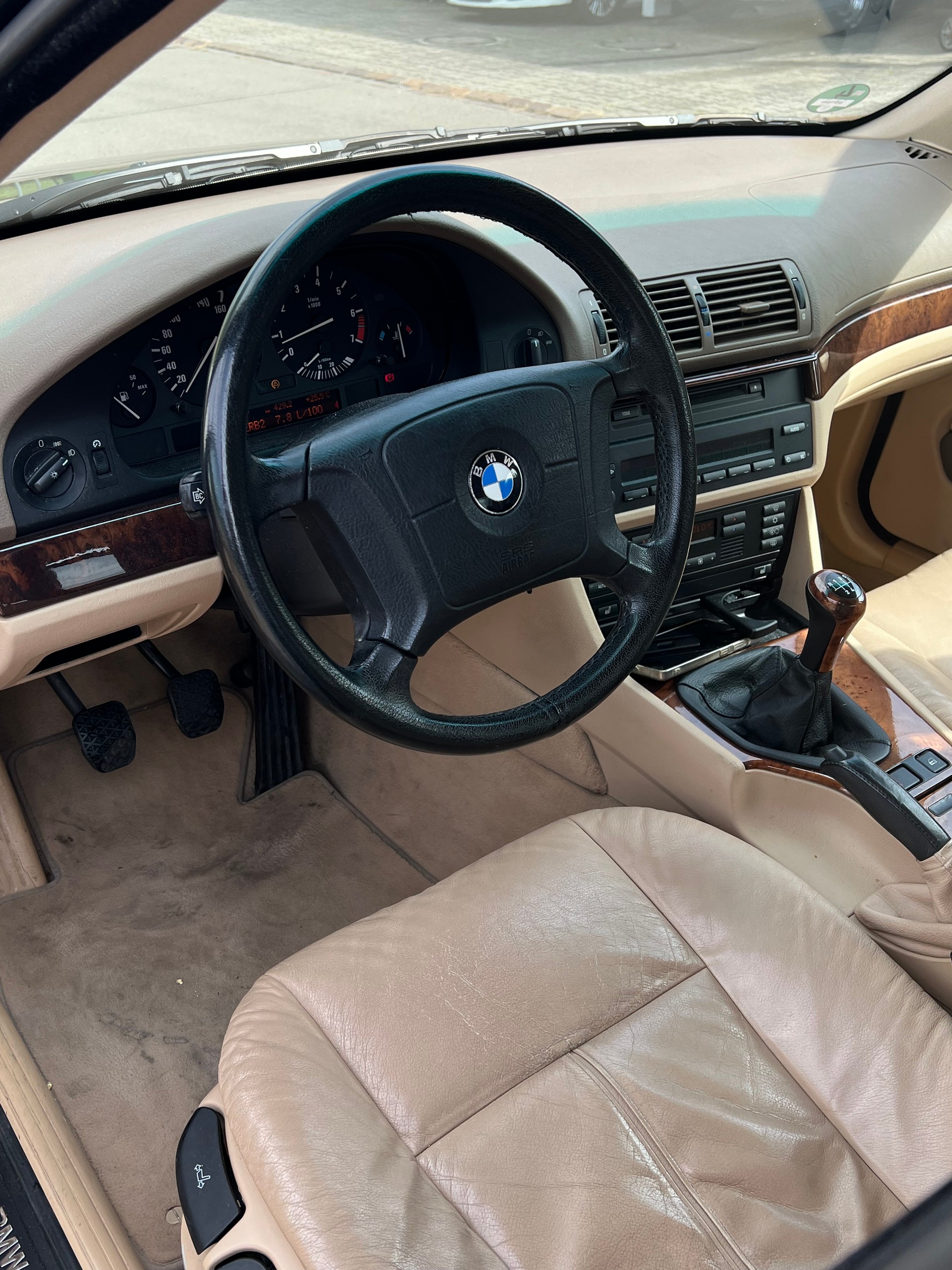 BMW 528i-image-6