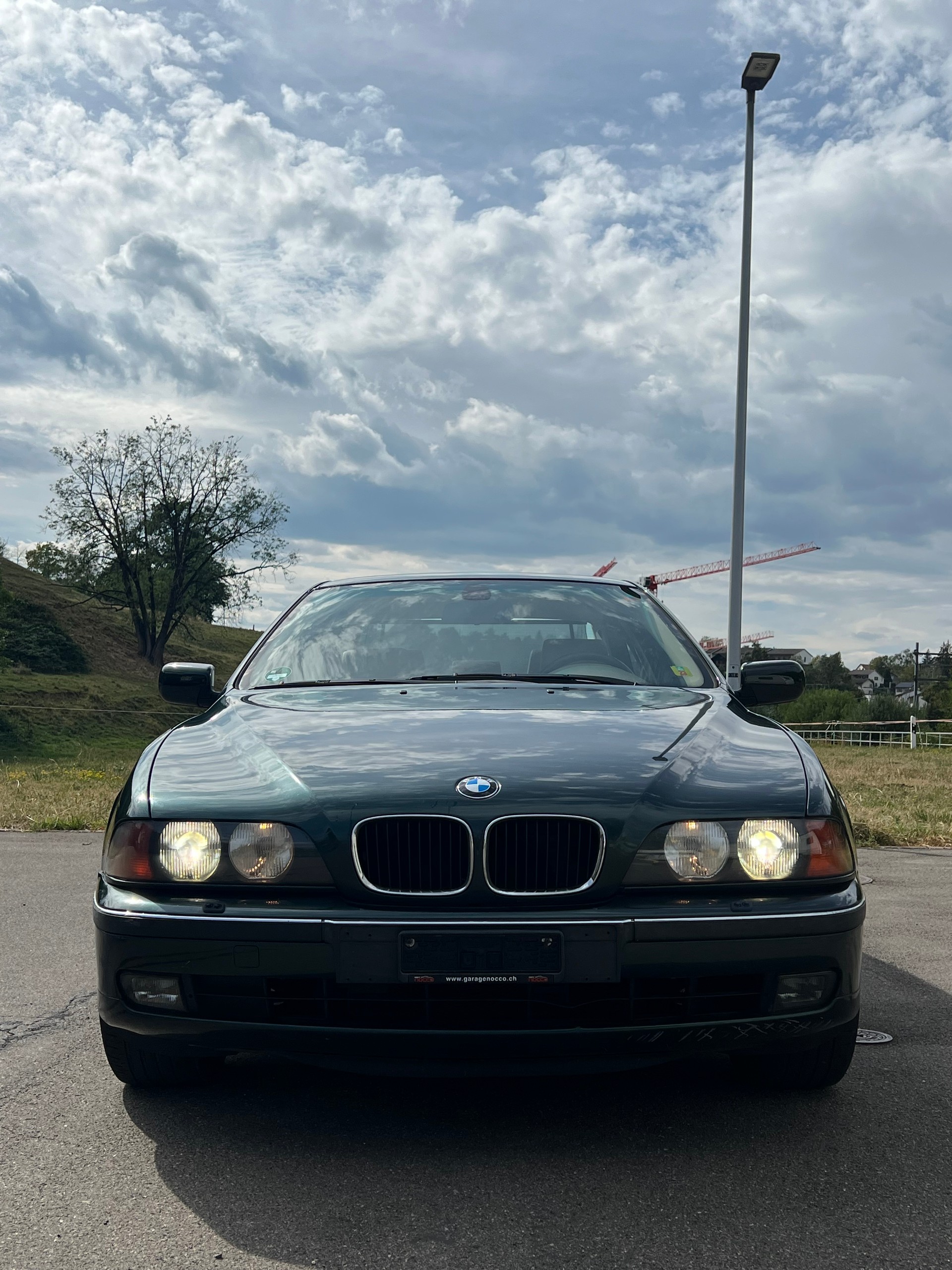 BMW 528i-image-1