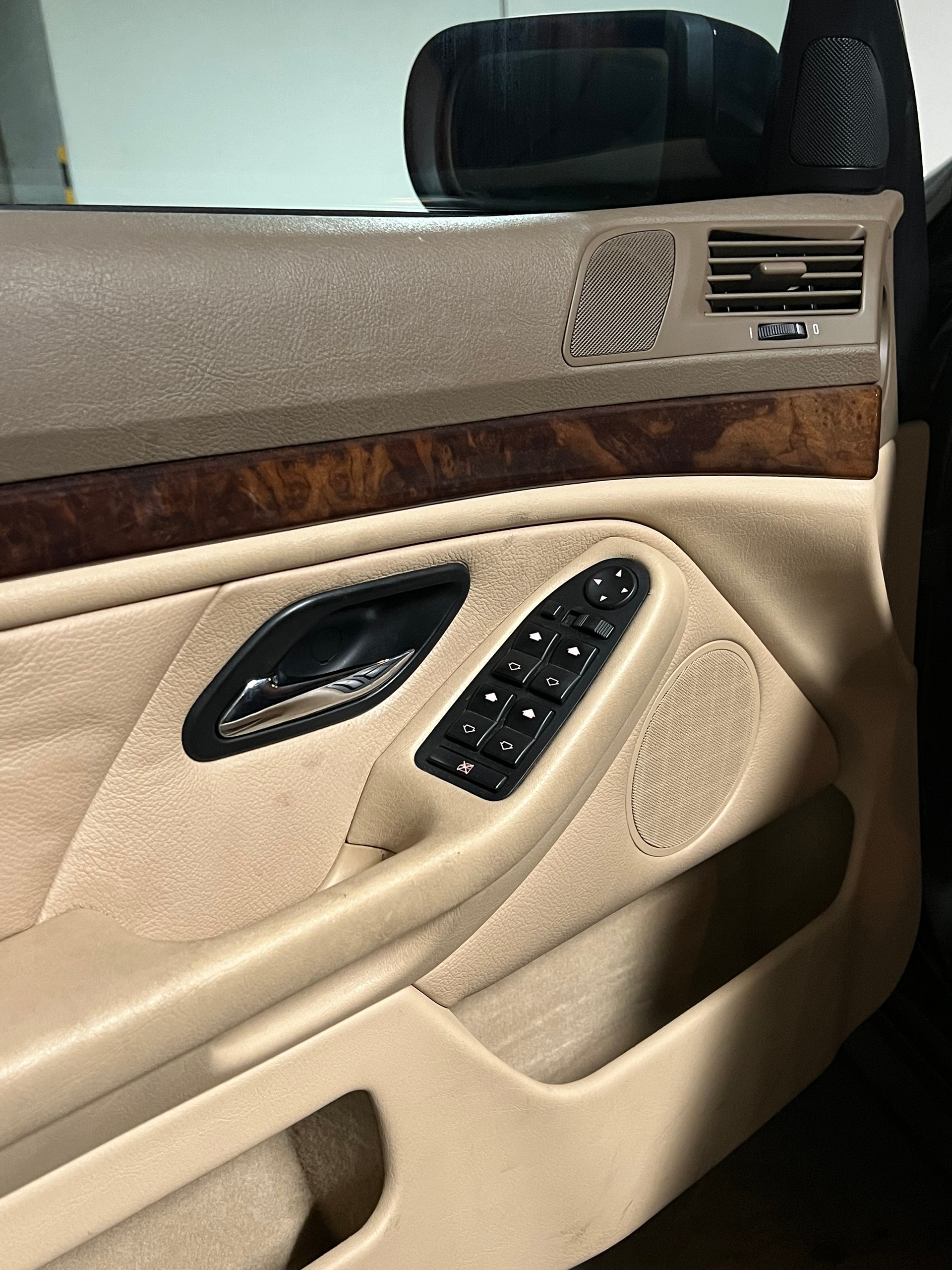 BMW 528i-image-14