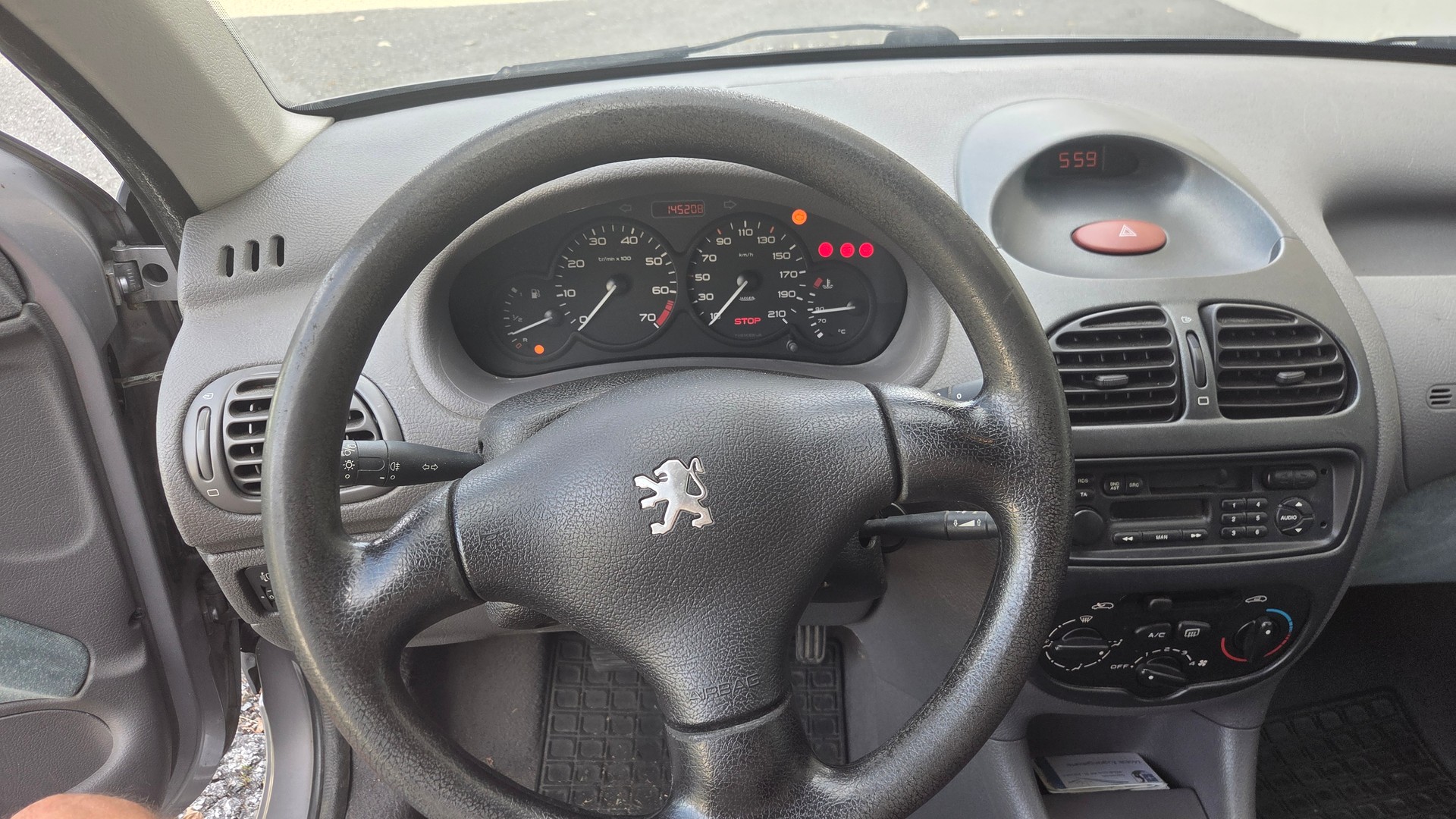 PEUGEOT 1.6 16V XT Premium-image-4