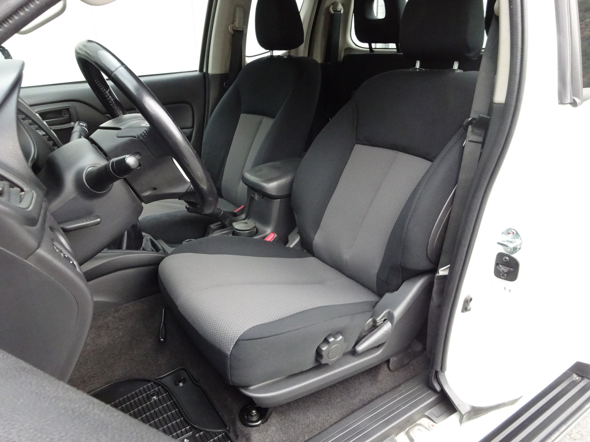 MITSUBISHI L 200 2.2 Style Club Cab Alubrücke-image-12
