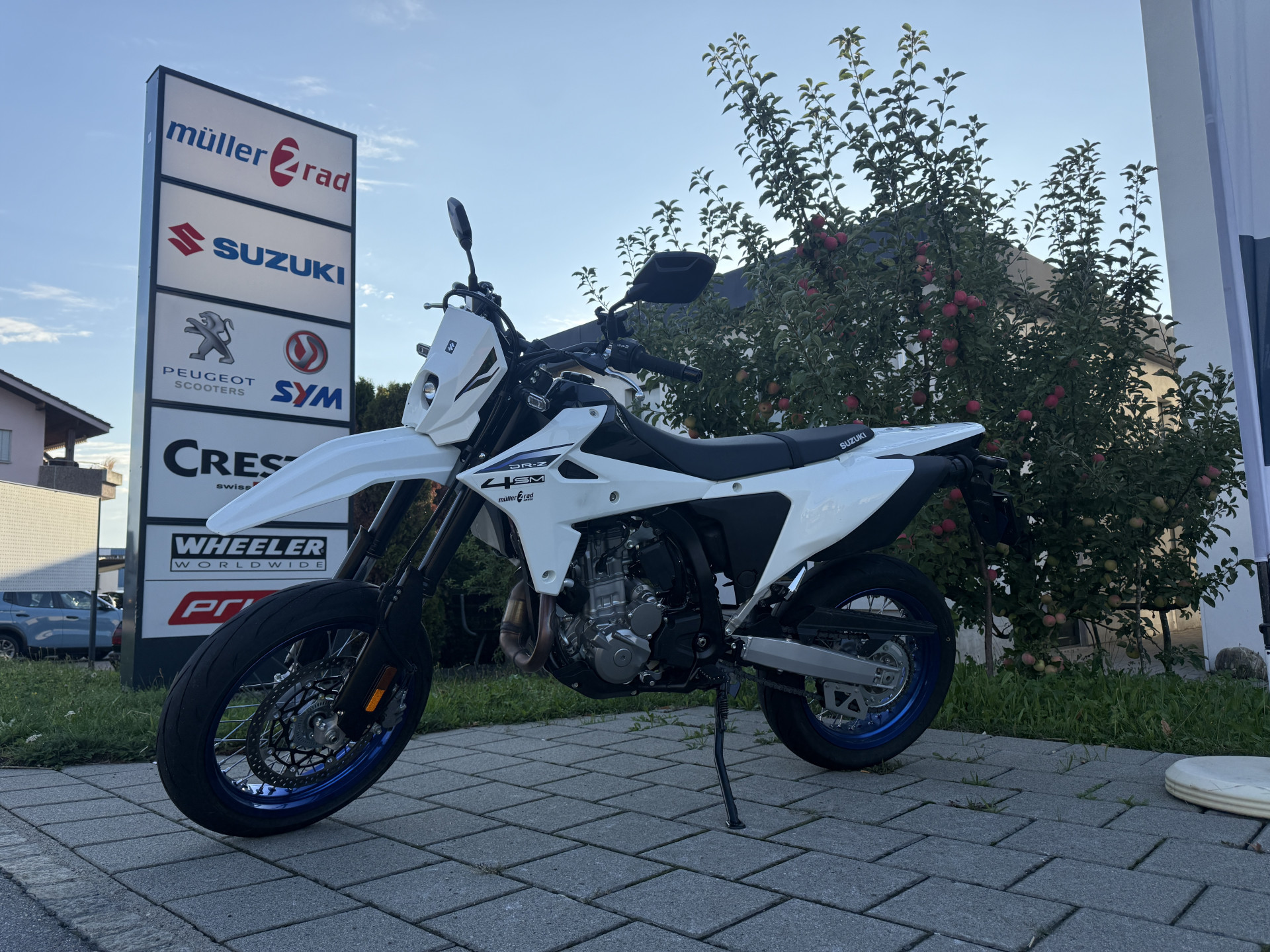 SUZUKI DR-Z4SM-showroom-element-3