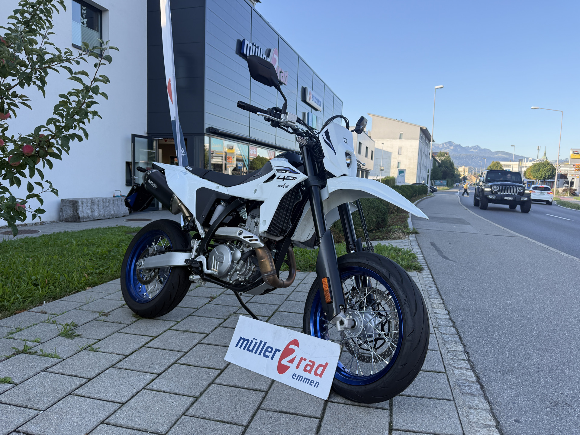 SUZUKI DR-Z4SM-showroom-element-1