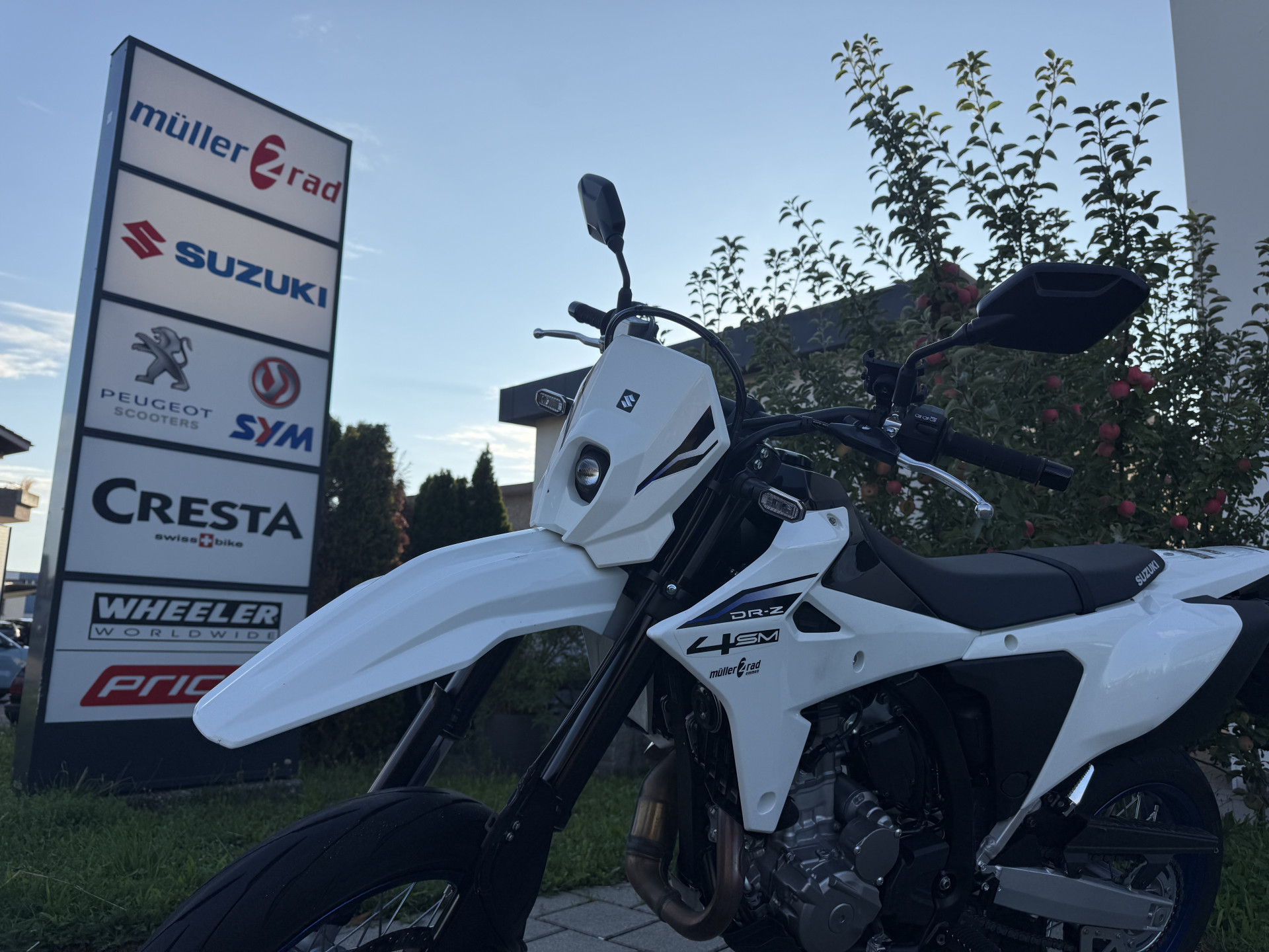 SUZUKI DR-Z4SM-showroom-element-2