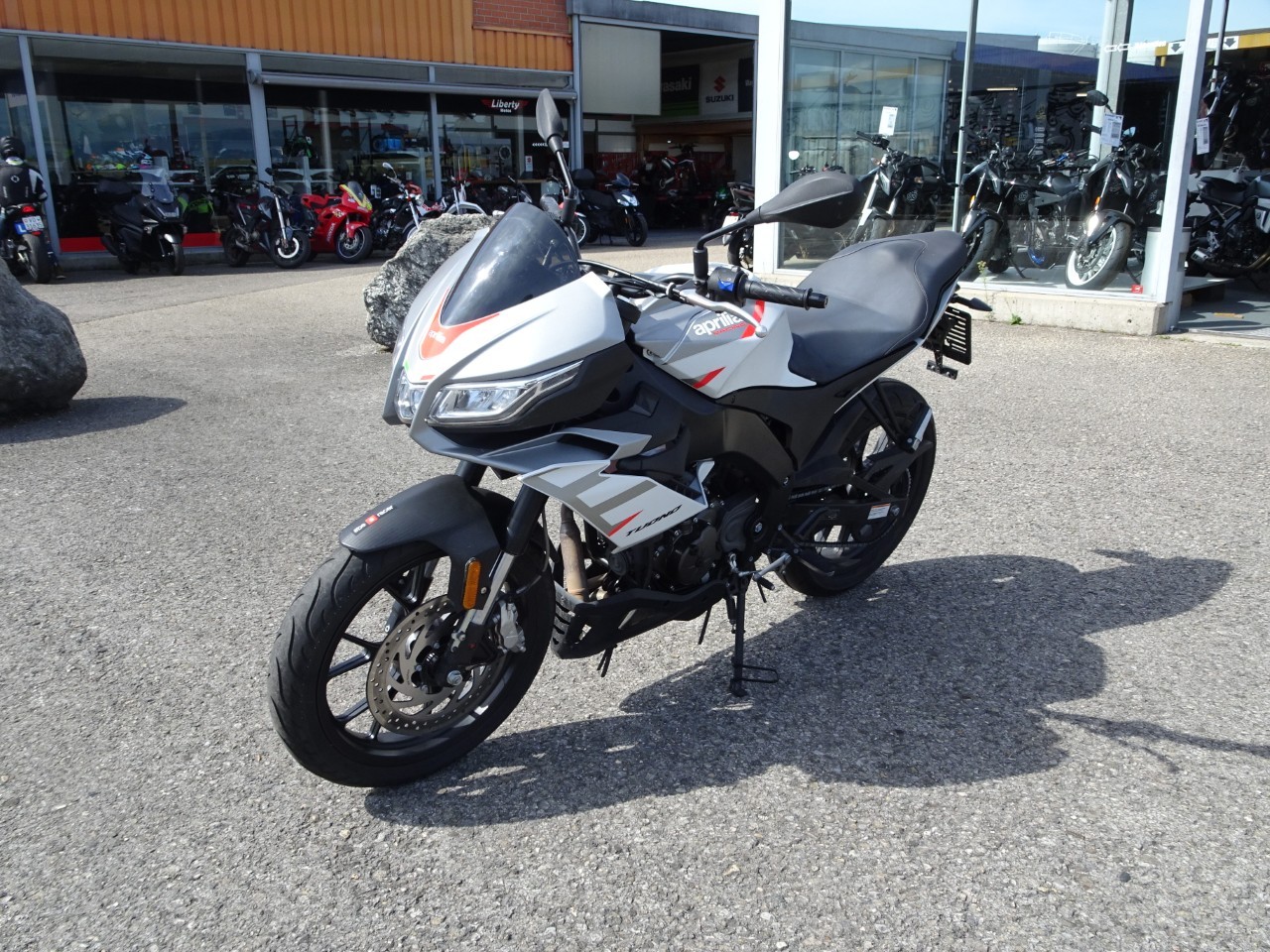 APRILIA Tuono 125-showroom-element-3