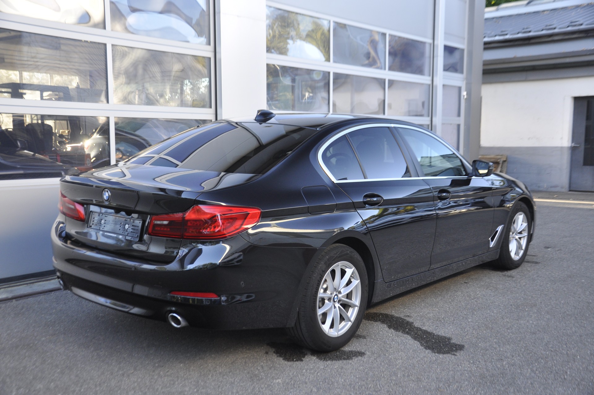 BMW 520d xDrive Essential Edition Steptronic-image-2