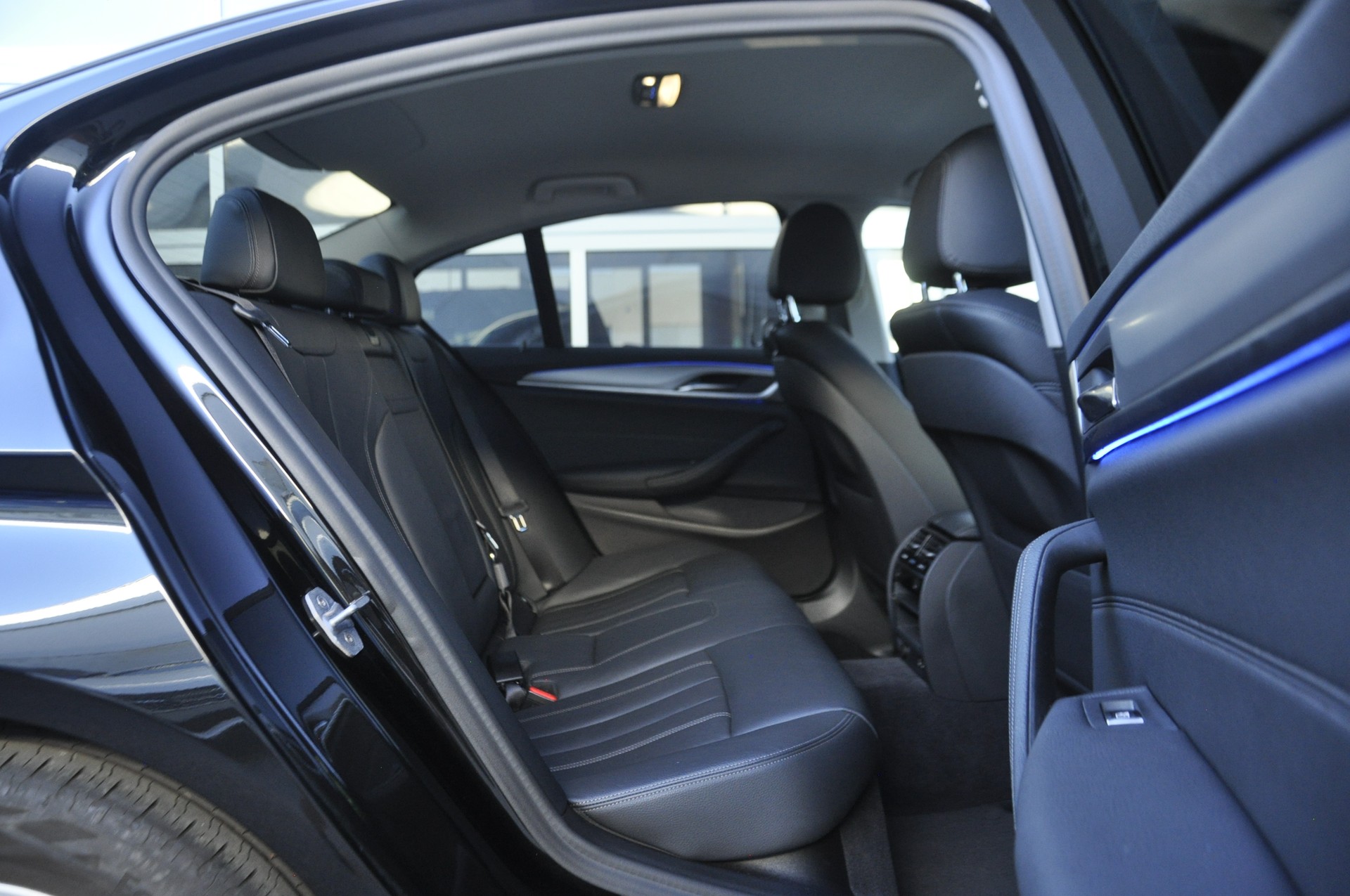 BMW 520d xDrive Essential Edition Steptronic-image-8