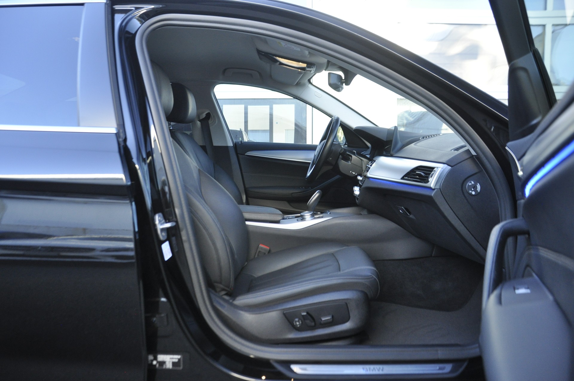 BMW 520d xDrive Essential Edition Steptronic-image-6