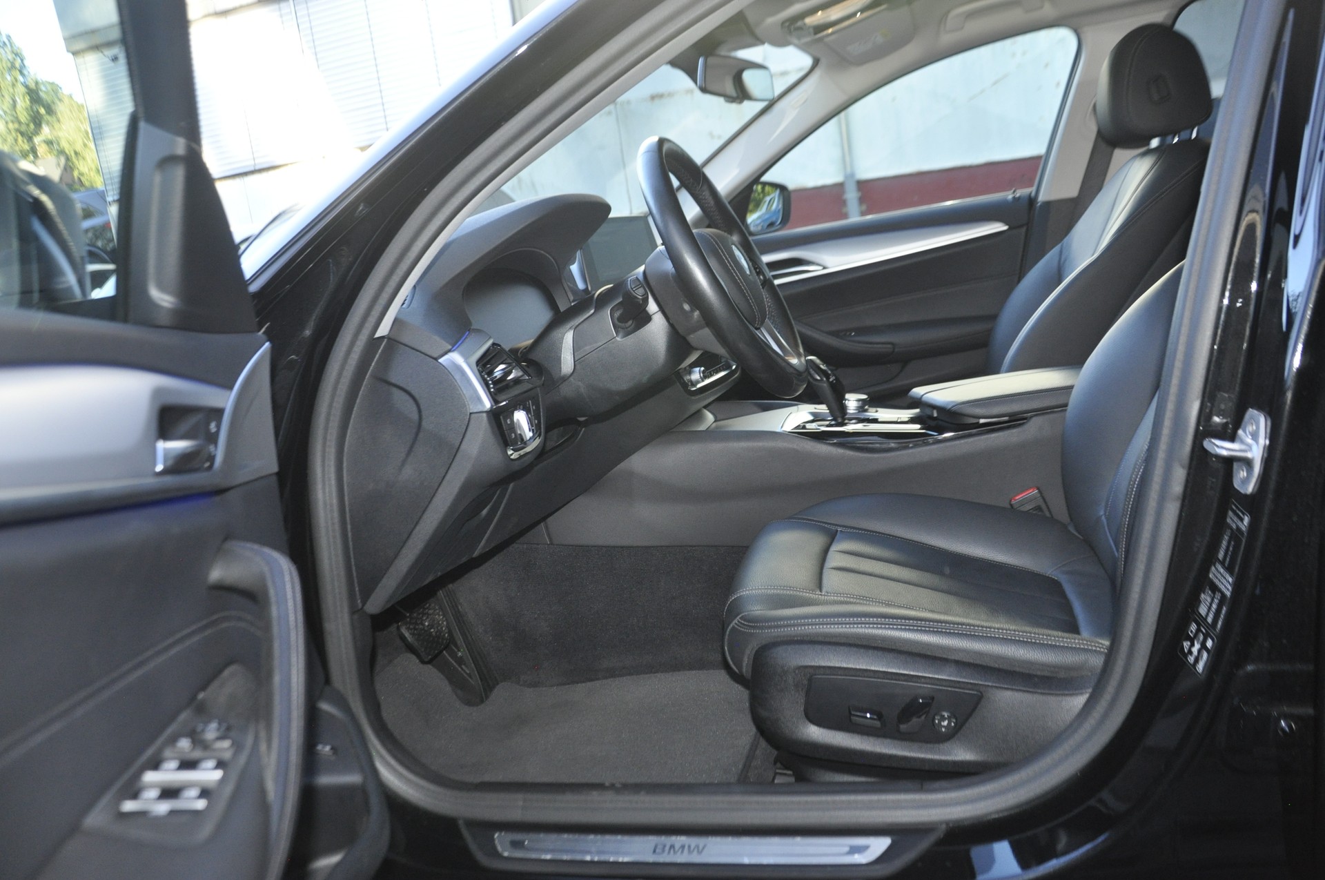 BMW 520d xDrive Essential Edition Steptronic-image-4