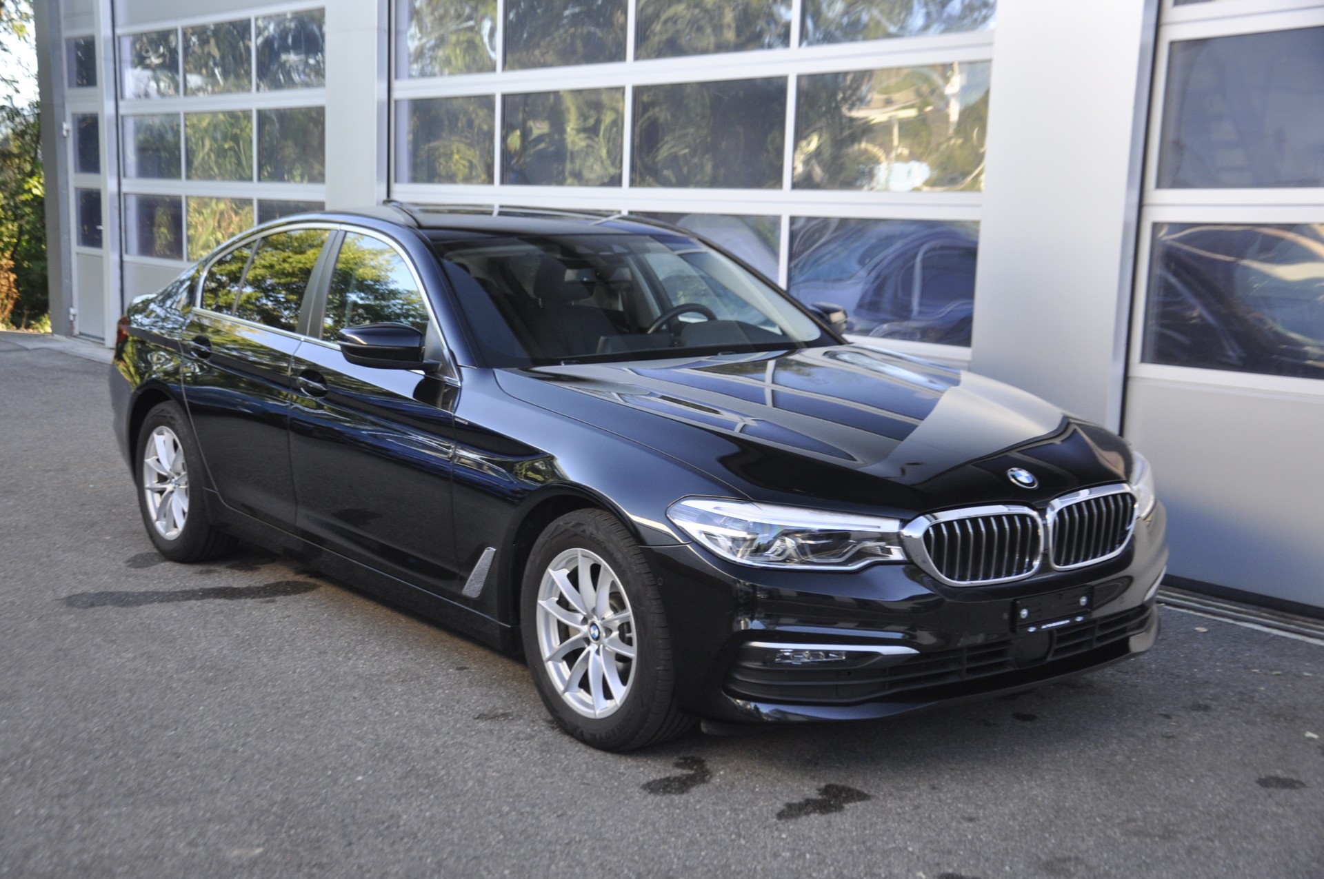 BMW 520d xDrive Essential Edition Steptronic-image-0