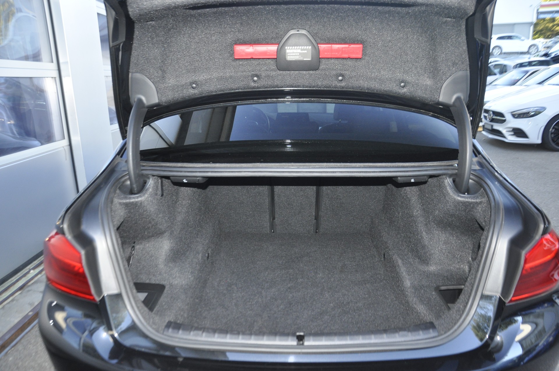 BMW 520d xDrive Essential Edition Steptronic-image-13