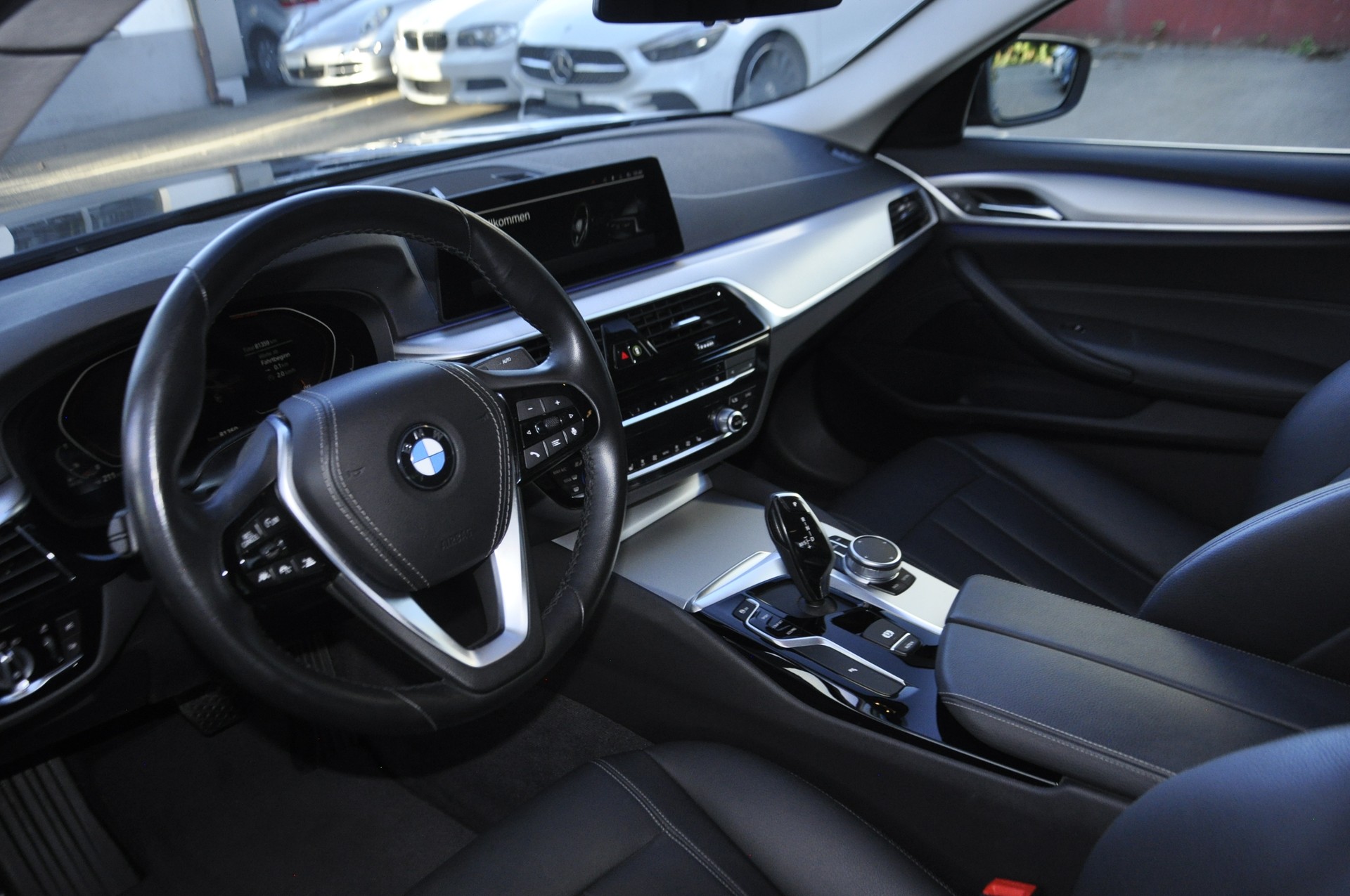 BMW 520d xDrive Essential Edition Steptronic-image-5