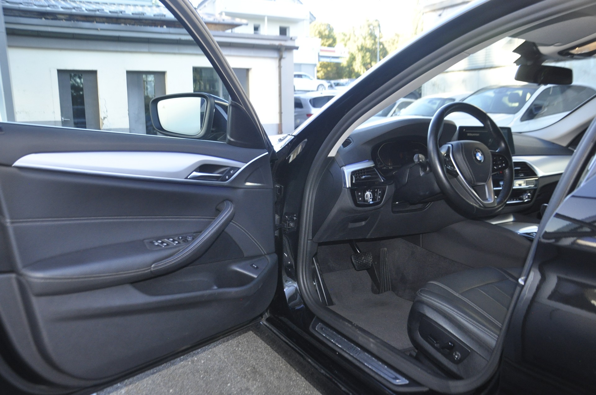 BMW 520d xDrive Essential Edition Steptronic-image-3
