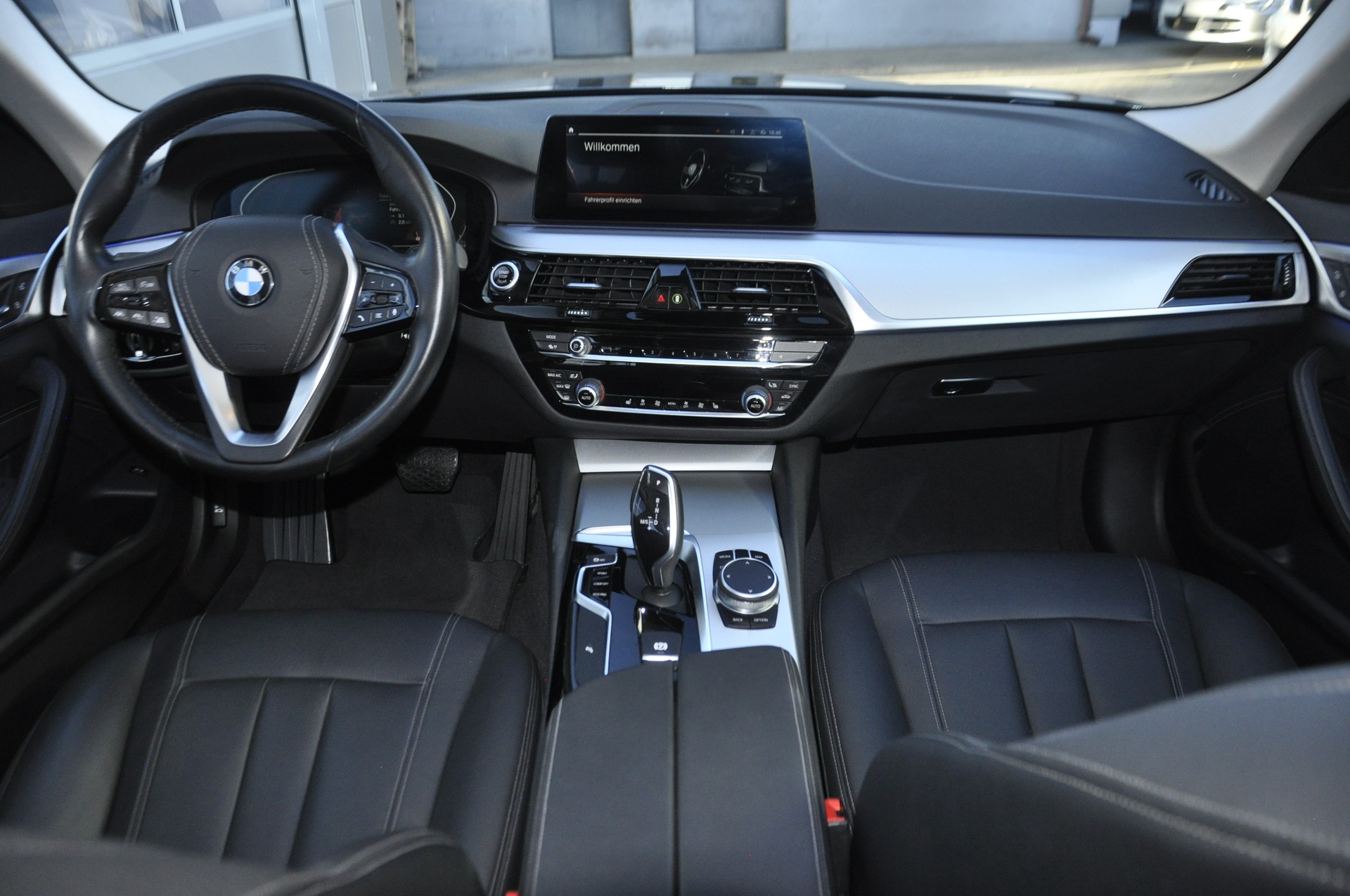 BMW 520d xDrive Essential Edition Steptronic-image-9