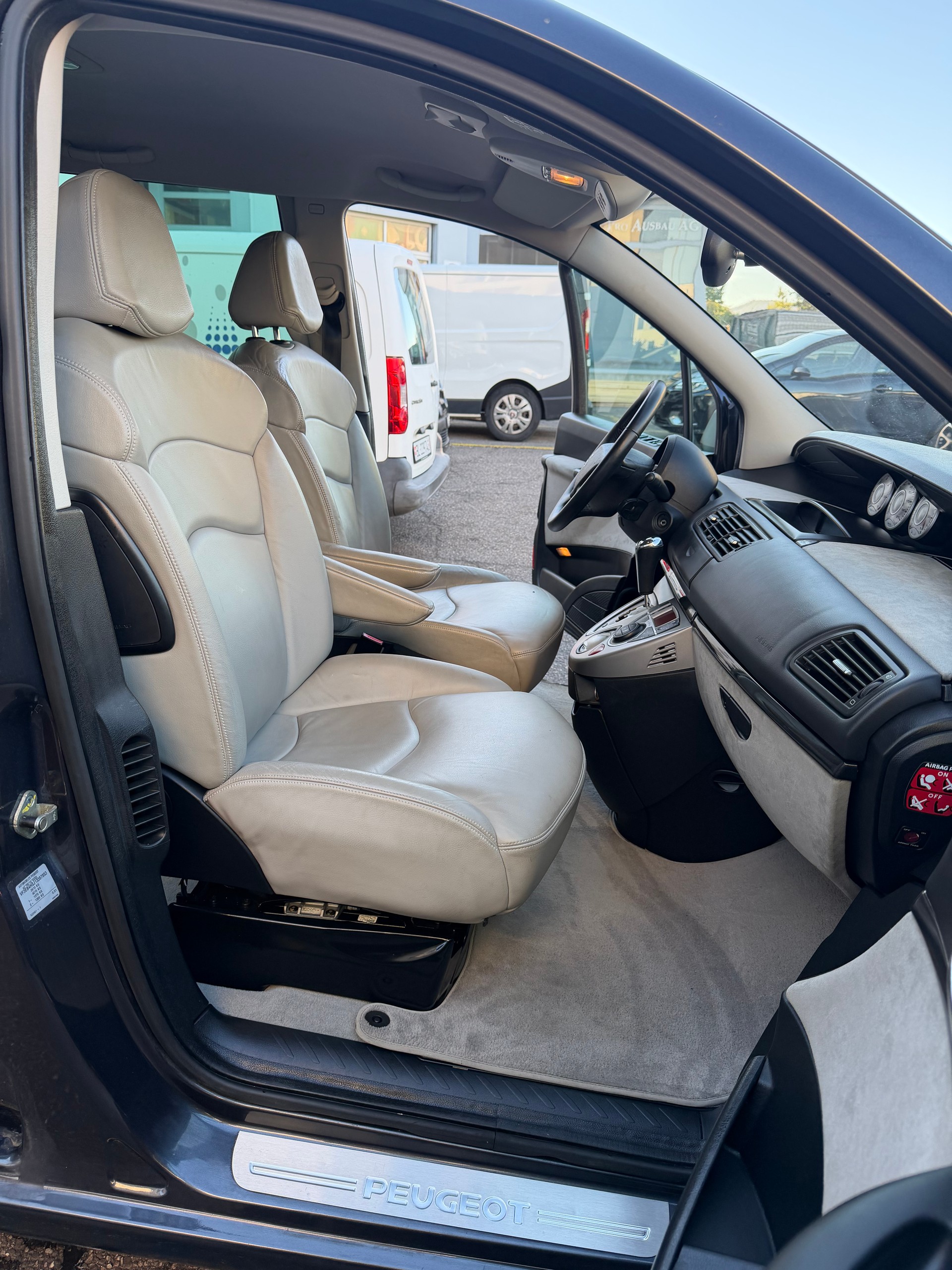 PEUGEOT 807 2.2 16V HDi Black & Silver Tiptronic-image-13