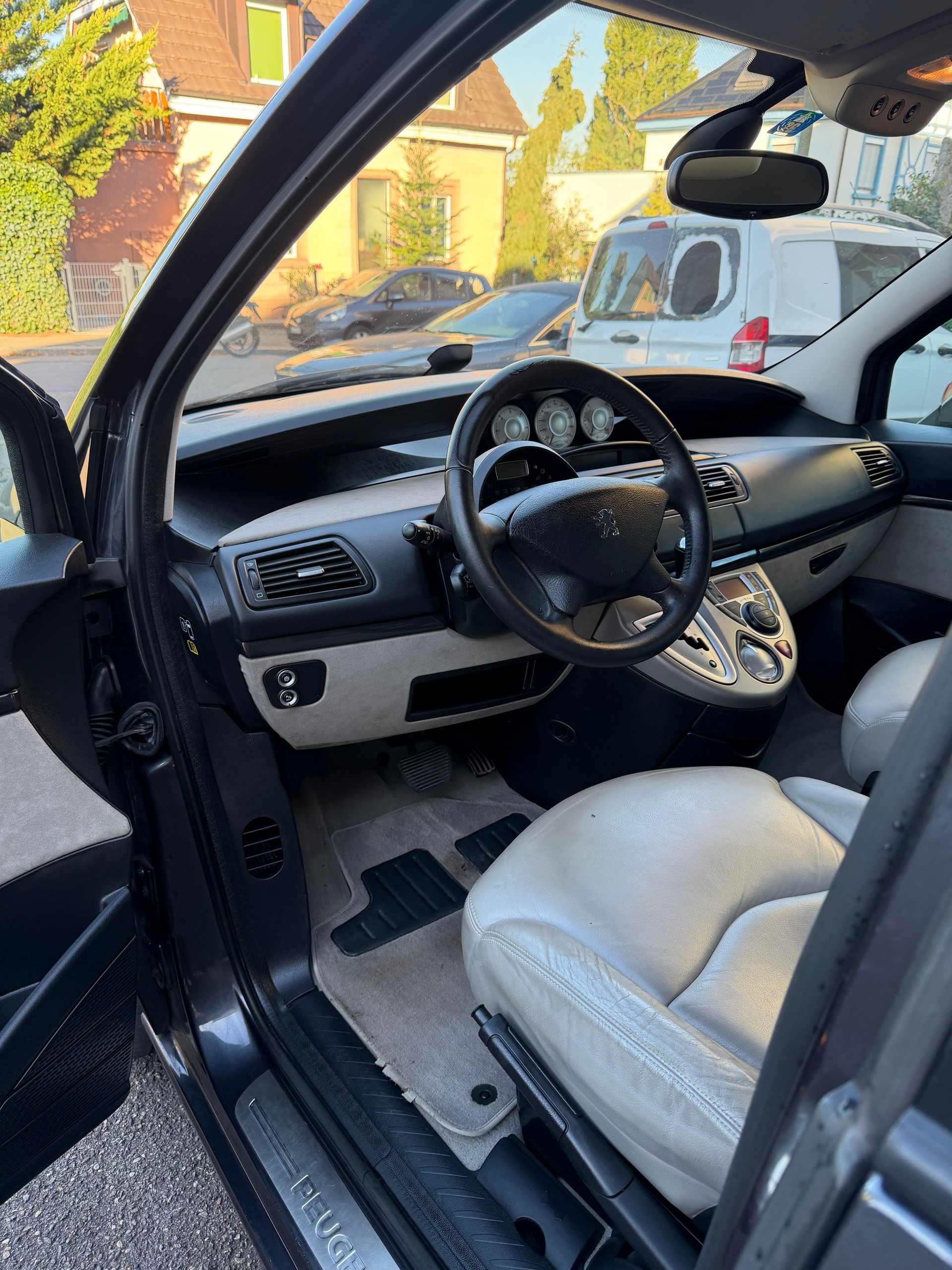 PEUGEOT 807 2.2 16V HDi Black & Silver Tiptronic-image-5