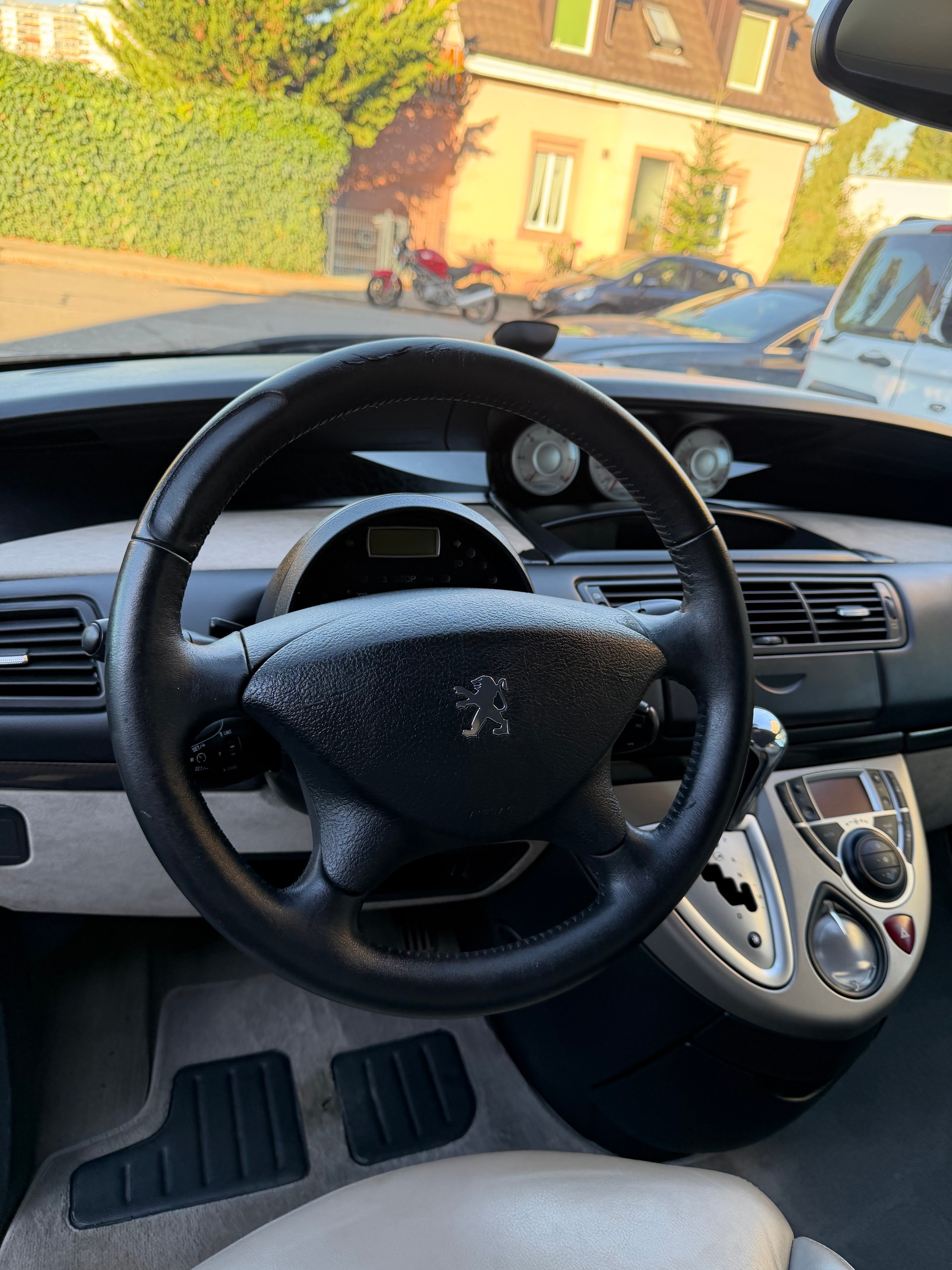 PEUGEOT 807 2.2 16V HDi Black & Silver Tiptronic-image-7