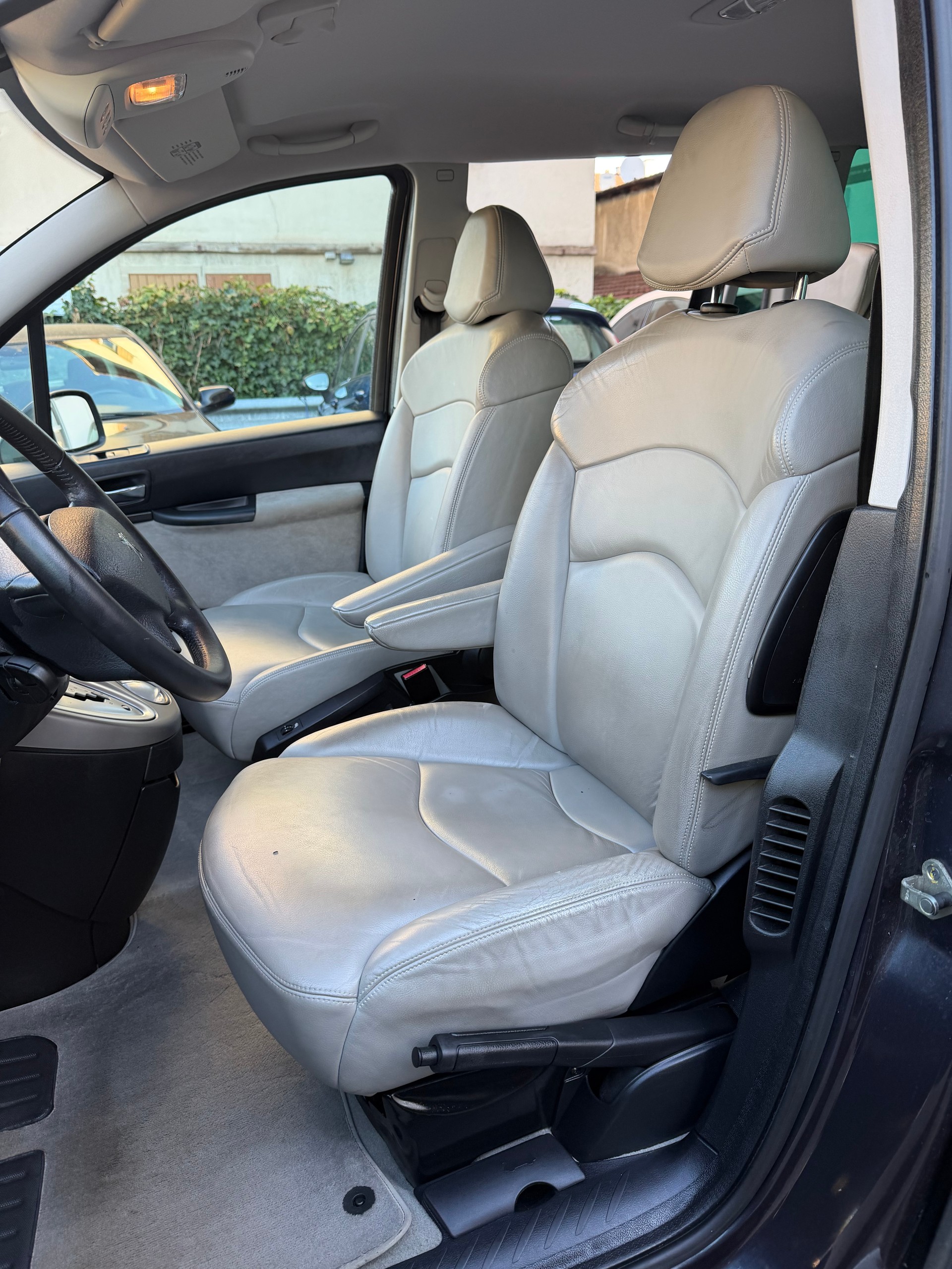PEUGEOT 807 2.2 16V HDi Black & Silver Tiptronic-image-6
