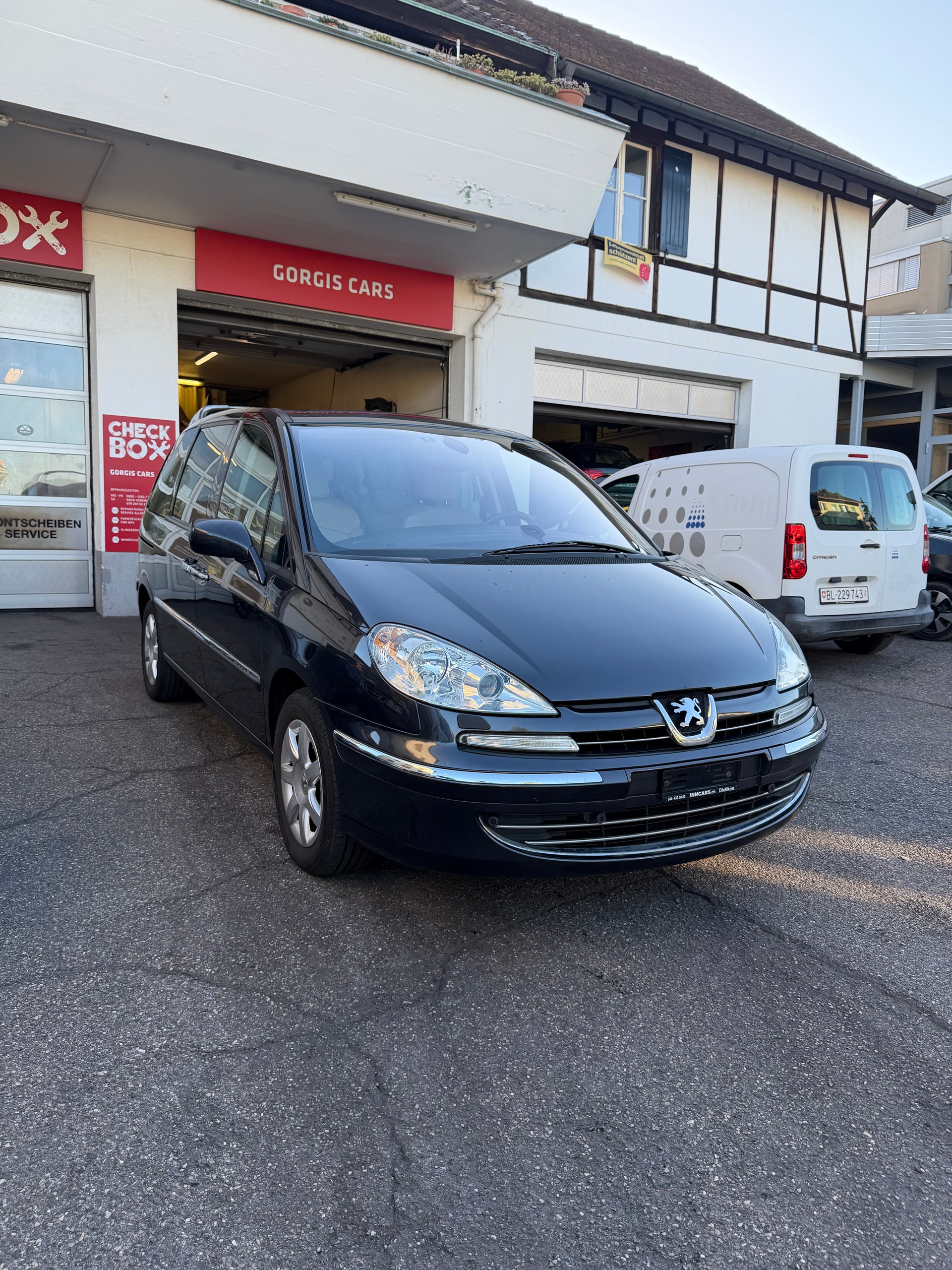 PEUGEOT 807 2.2 16V HDi Black & Silver Tiptronic-image-0