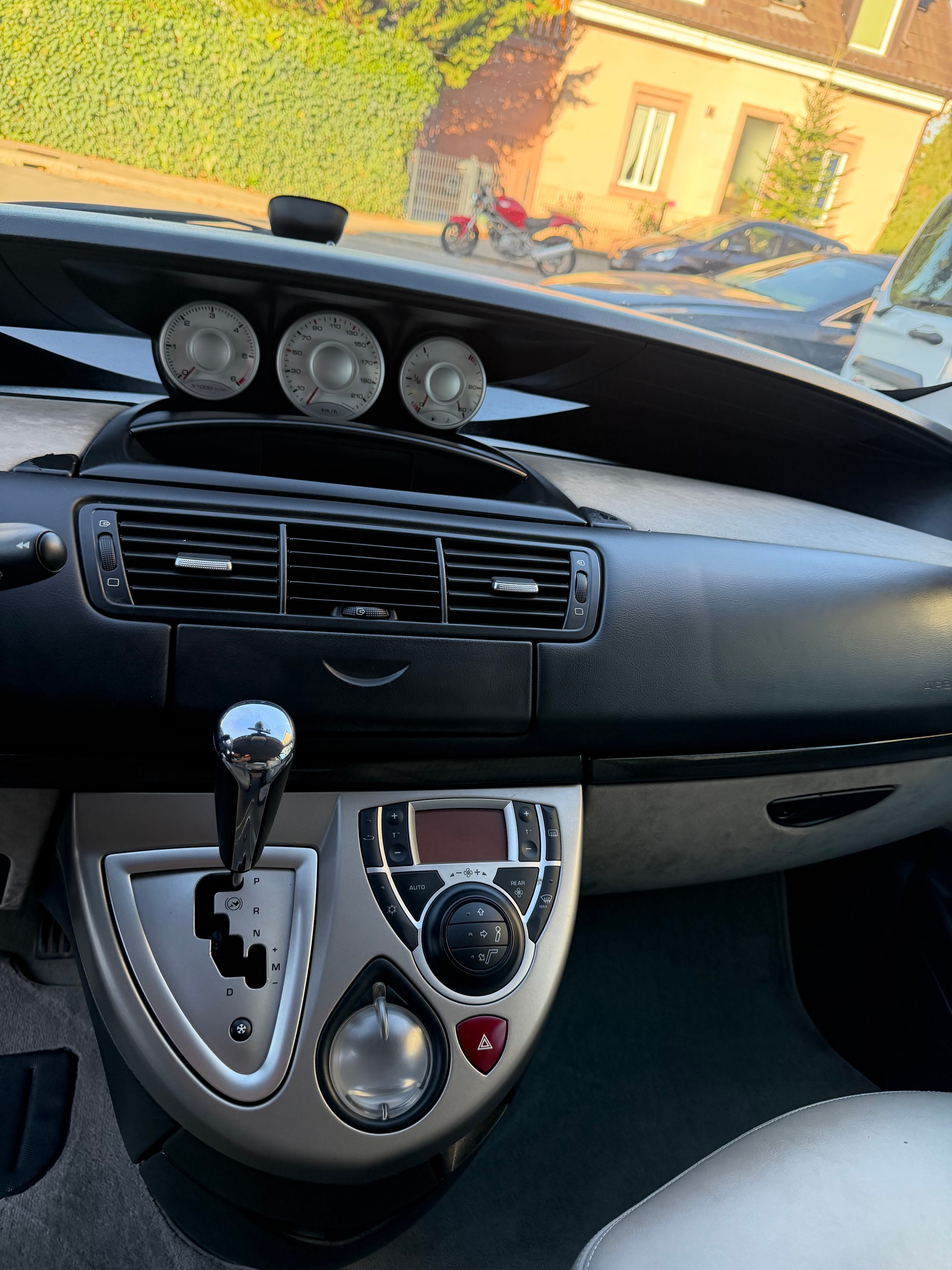 PEUGEOT 807 2.2 16V HDi Black & Silver Tiptronic-image-8