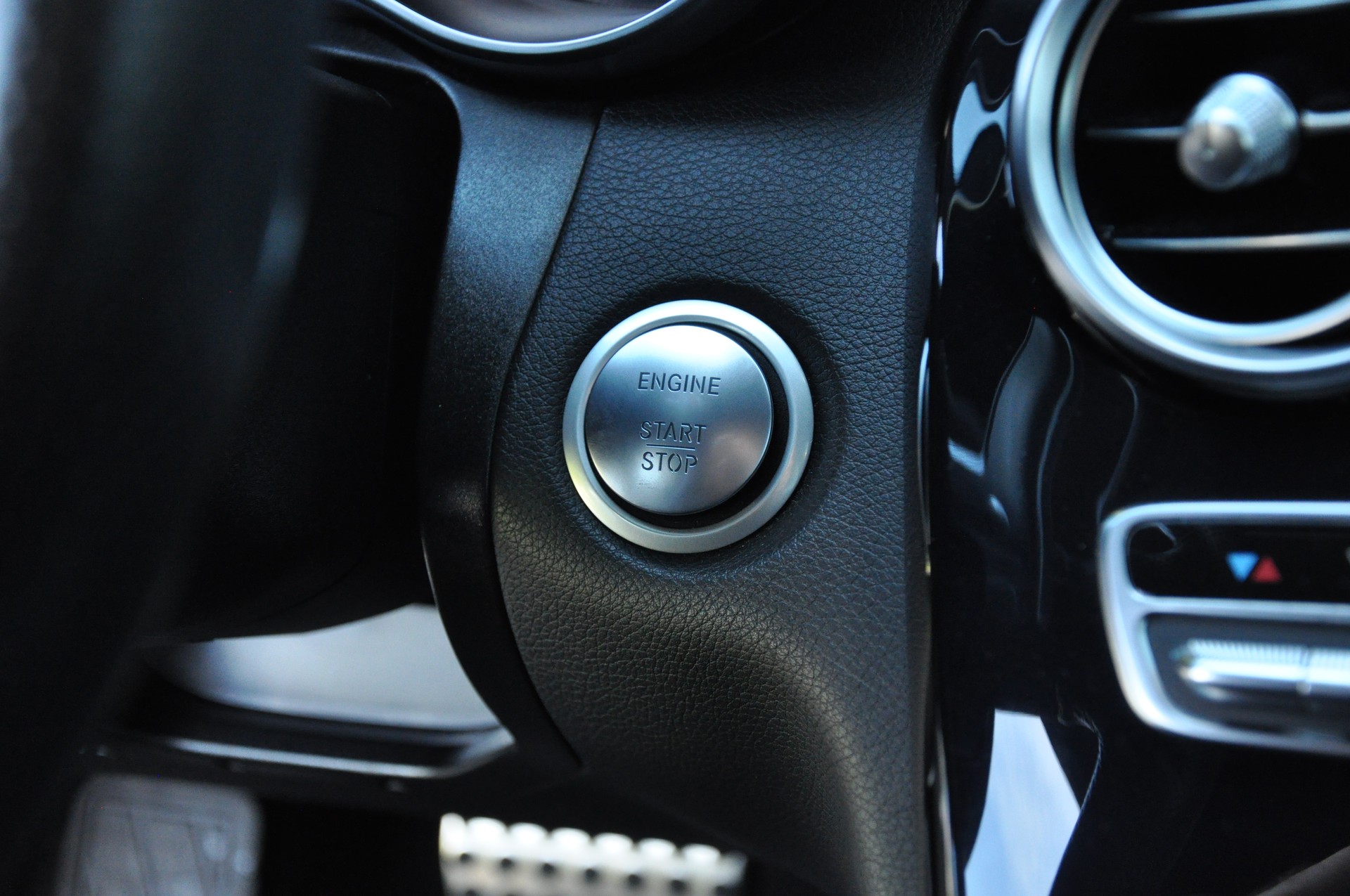 MERCEDES-BENZ C 200 AMG Line 4Matic 9G-Tronic-image-13
