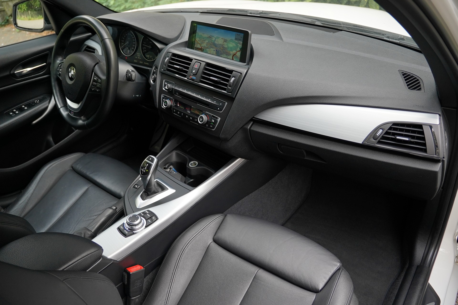 BMW M135i xDrive Steptronic-image-30