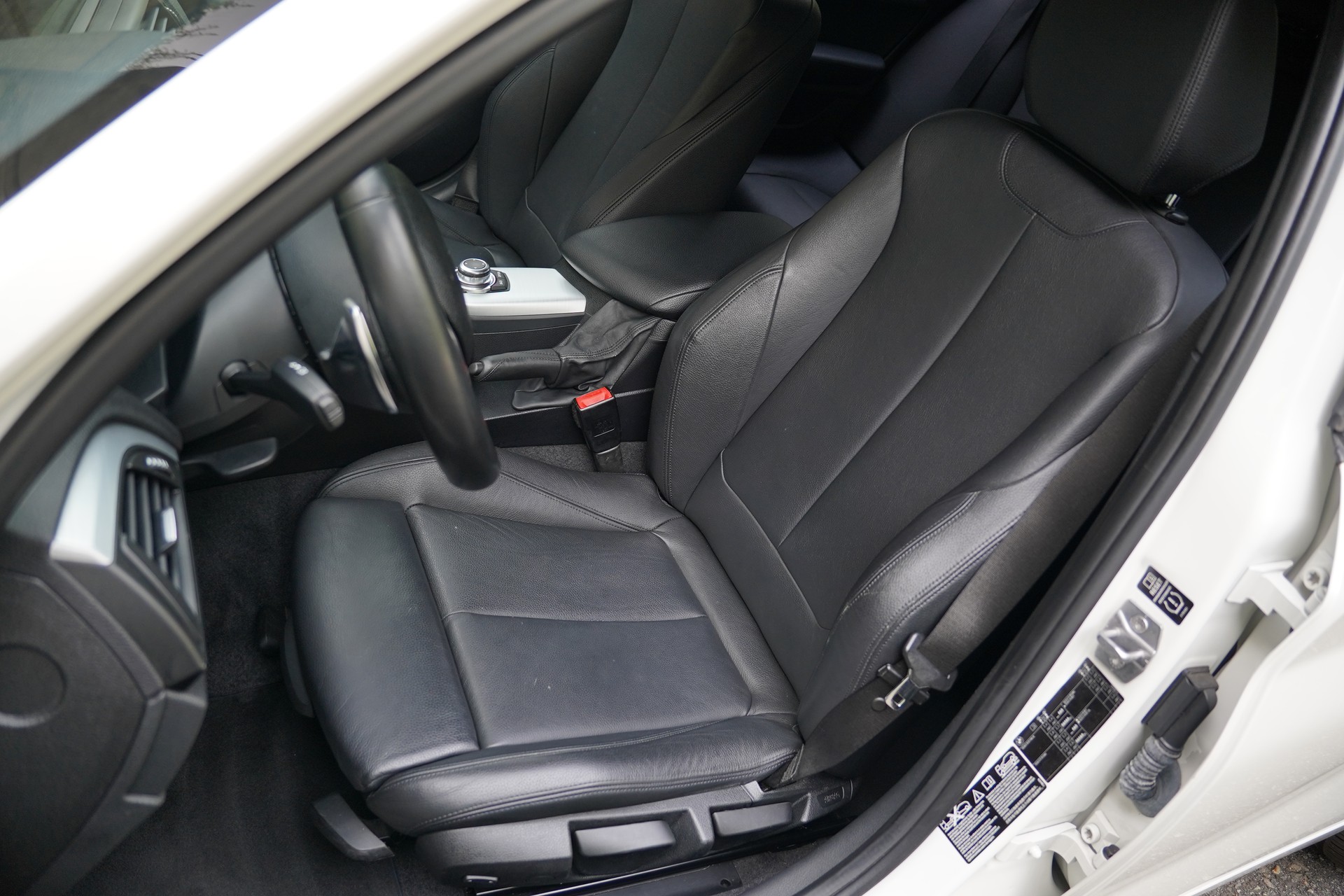 BMW M135i xDrive Steptronic-image-18