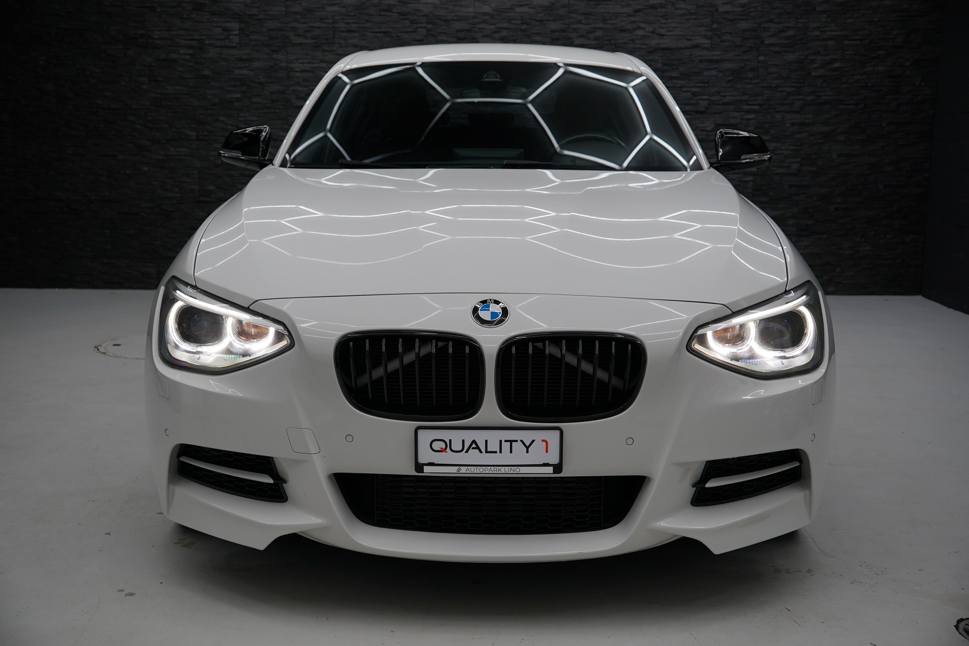 BMW M135i xDrive Steptronic-showroom-element-1