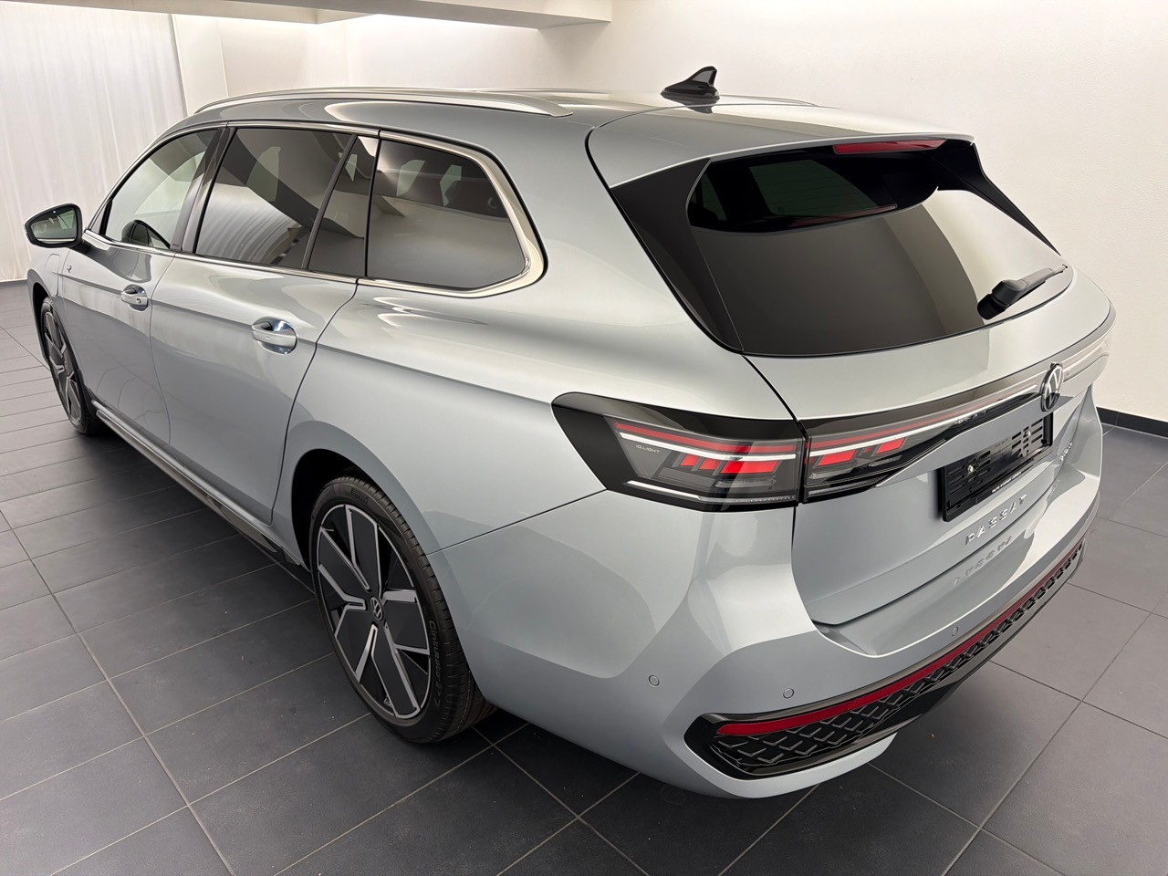 VW Passat 1.5TSI PHEV R-Line-showroom-element-1