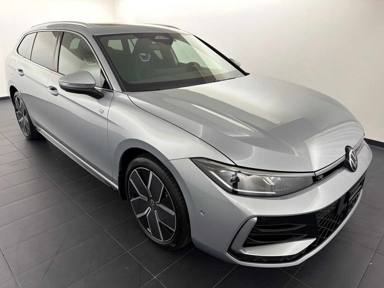 VW Passat 1.5TSI PHEV R-Line-showroom-element-3