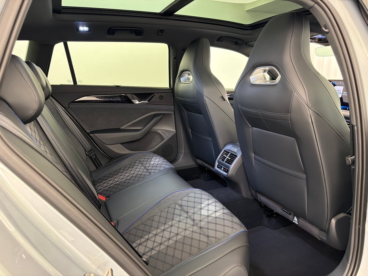 VW Passat 1.5TSI PHEV R-Line-image-9