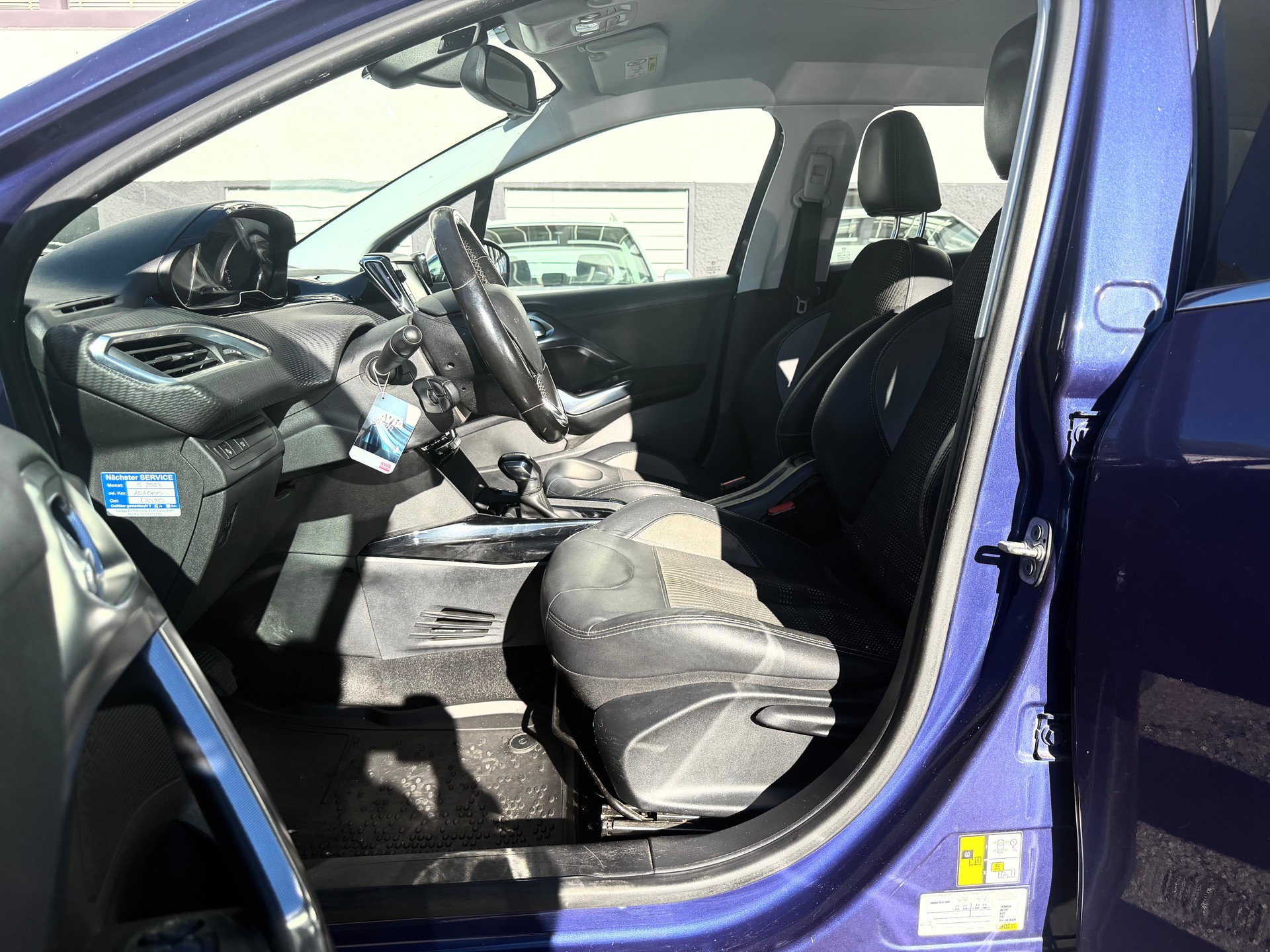 PEUGEOT 2008 1.2 PureTech Allure-image-8