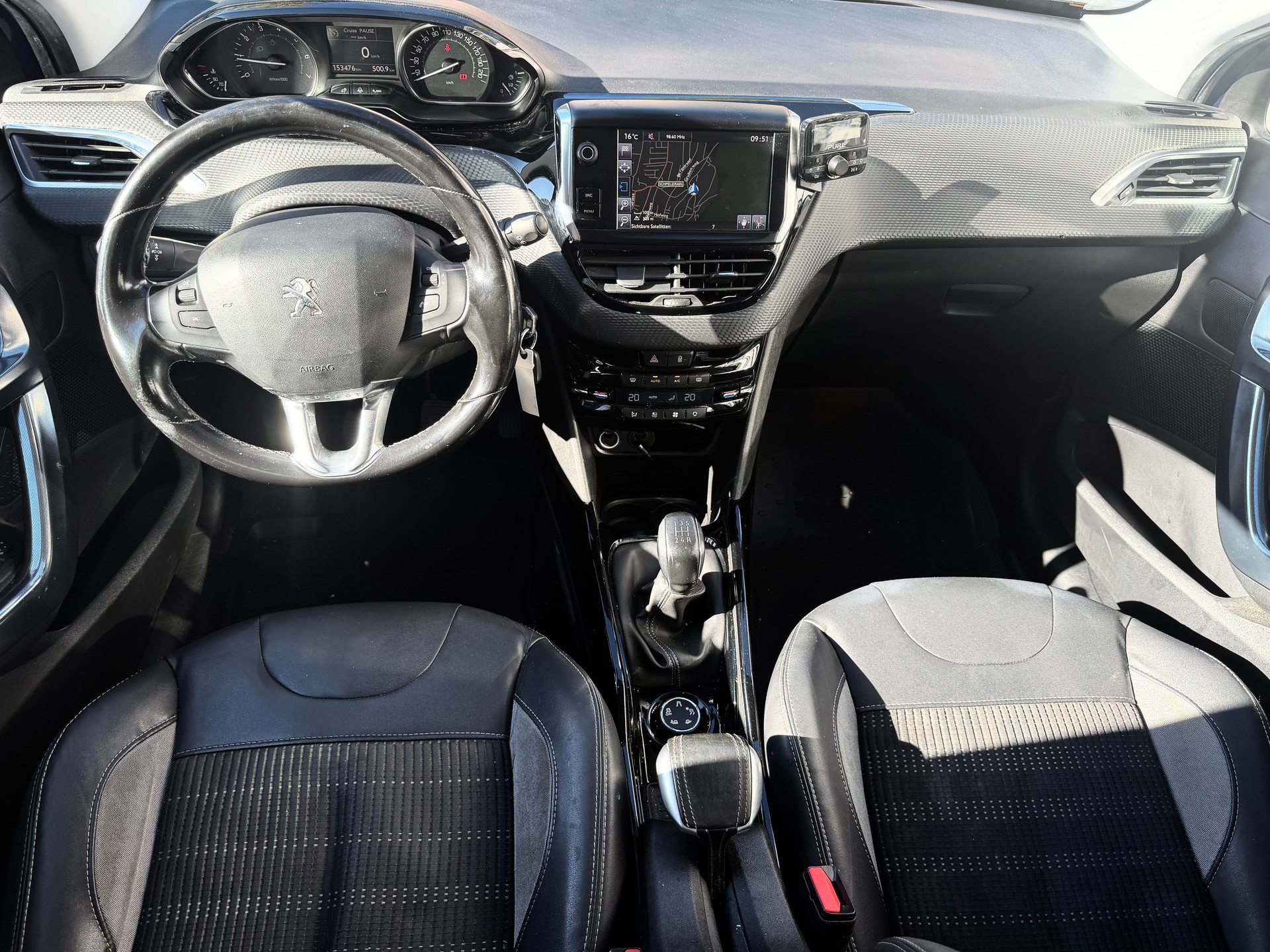 PEUGEOT 2008 1.2 PureTech Allure-image-9