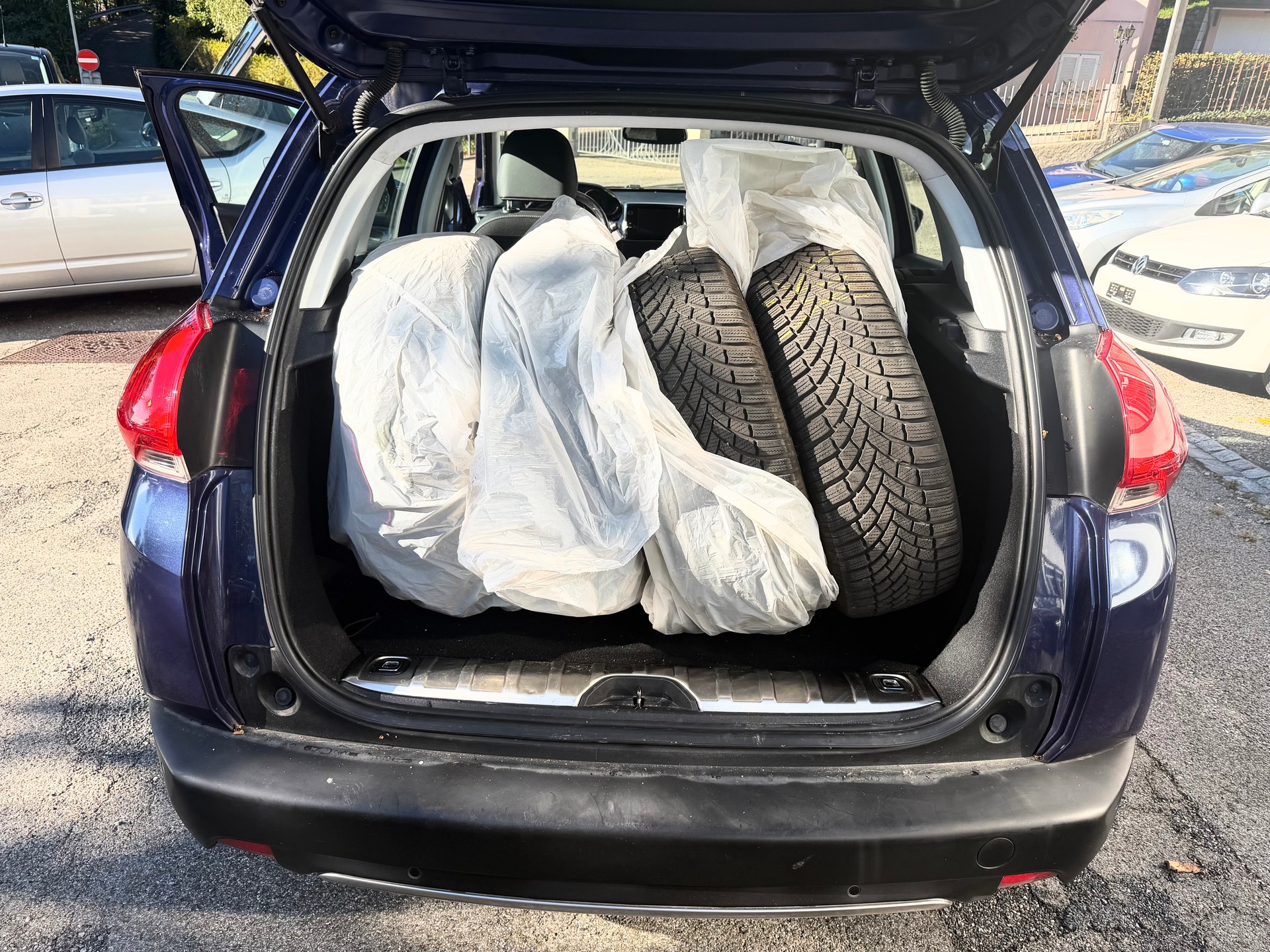 PEUGEOT 2008 1.2 PureTech Allure-image-6