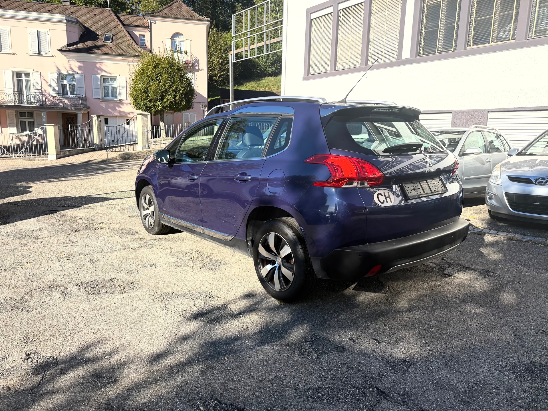 PEUGEOT 2008 1.2 PureTech Allure-image-5
