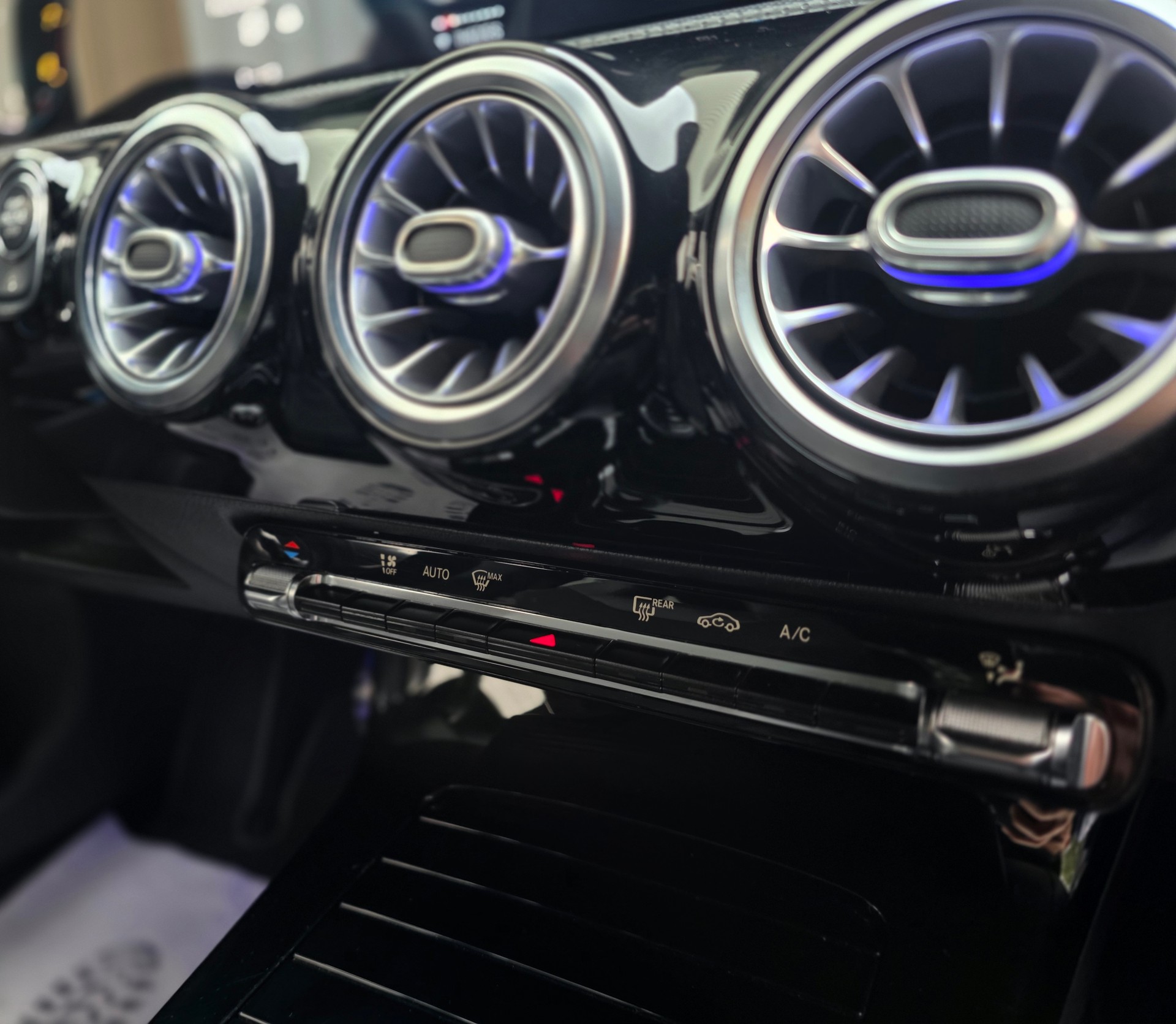 MERCEDES-BENZ CLA 200 AMG Line 7G-DCT-image-9