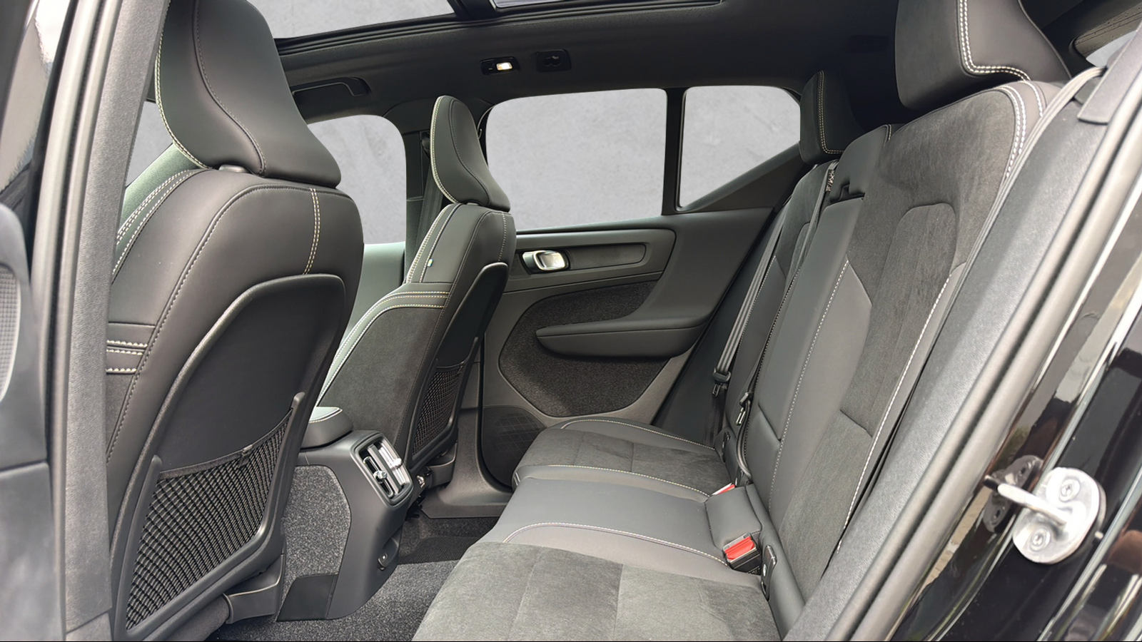 VOLVO EX40 82kWh Twin Motor Performance AWD Xcentric Black Edition-image-8
