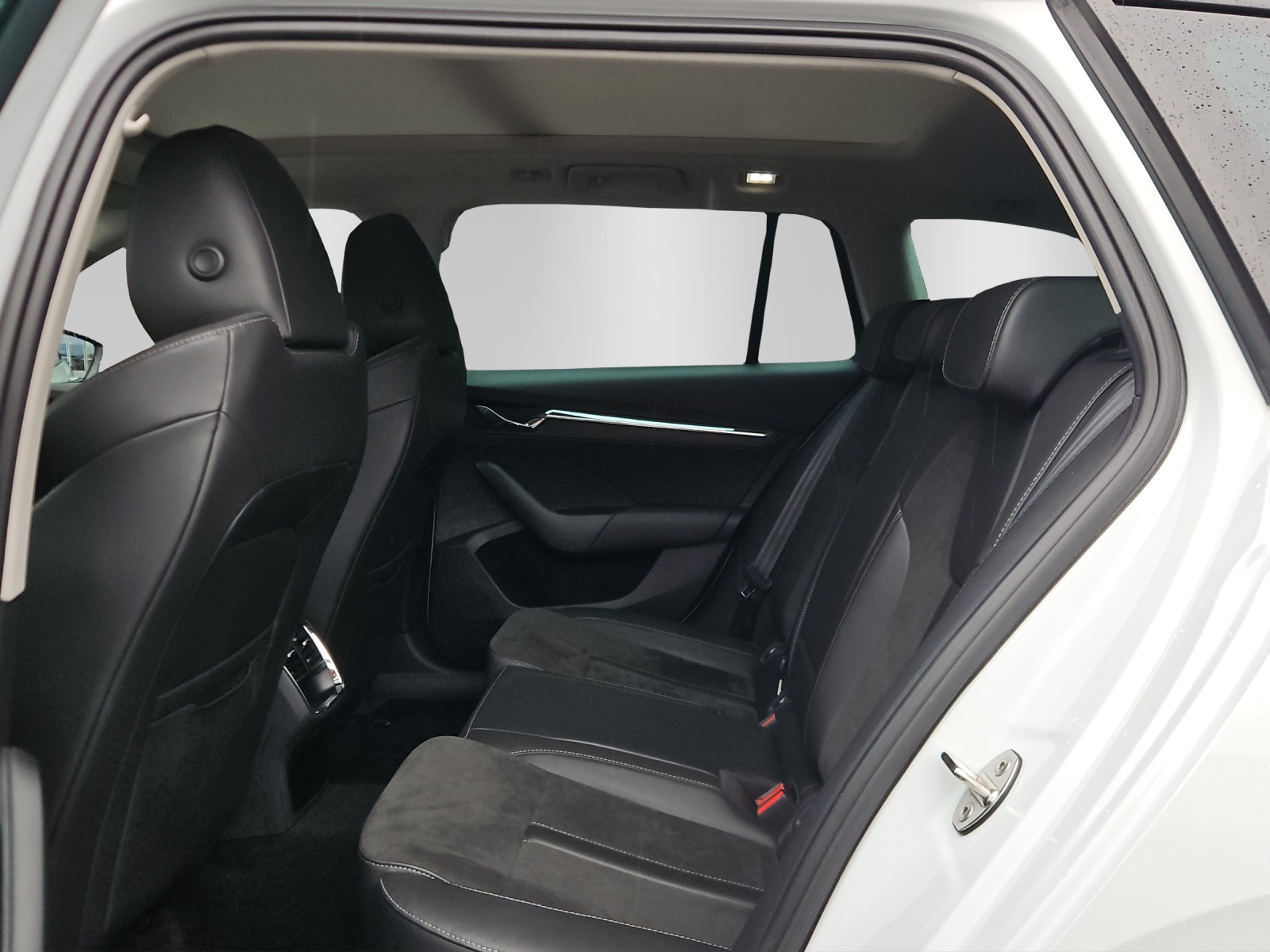 SKODA Octavia Combi 2.0 TDI DSG Style 4x4-image-6