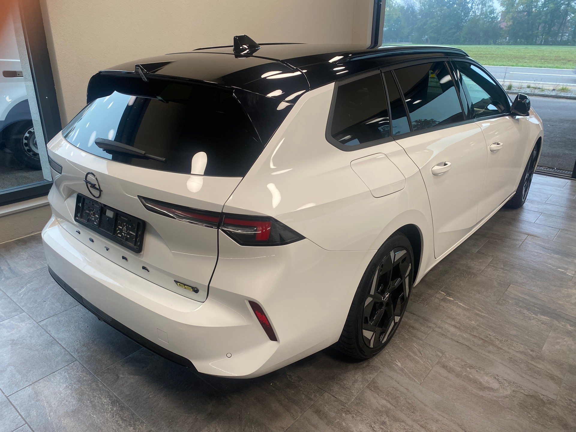 OPEL Astra Sports Tourer 1.6 PHEV Turbo GSe-image-2