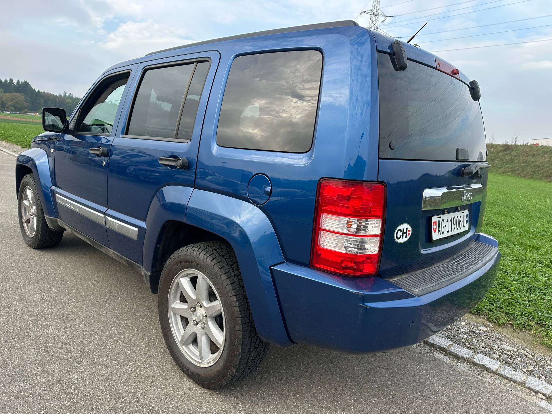 JEEP Cherokee 2.8 CRD Limited Automatic-image-3